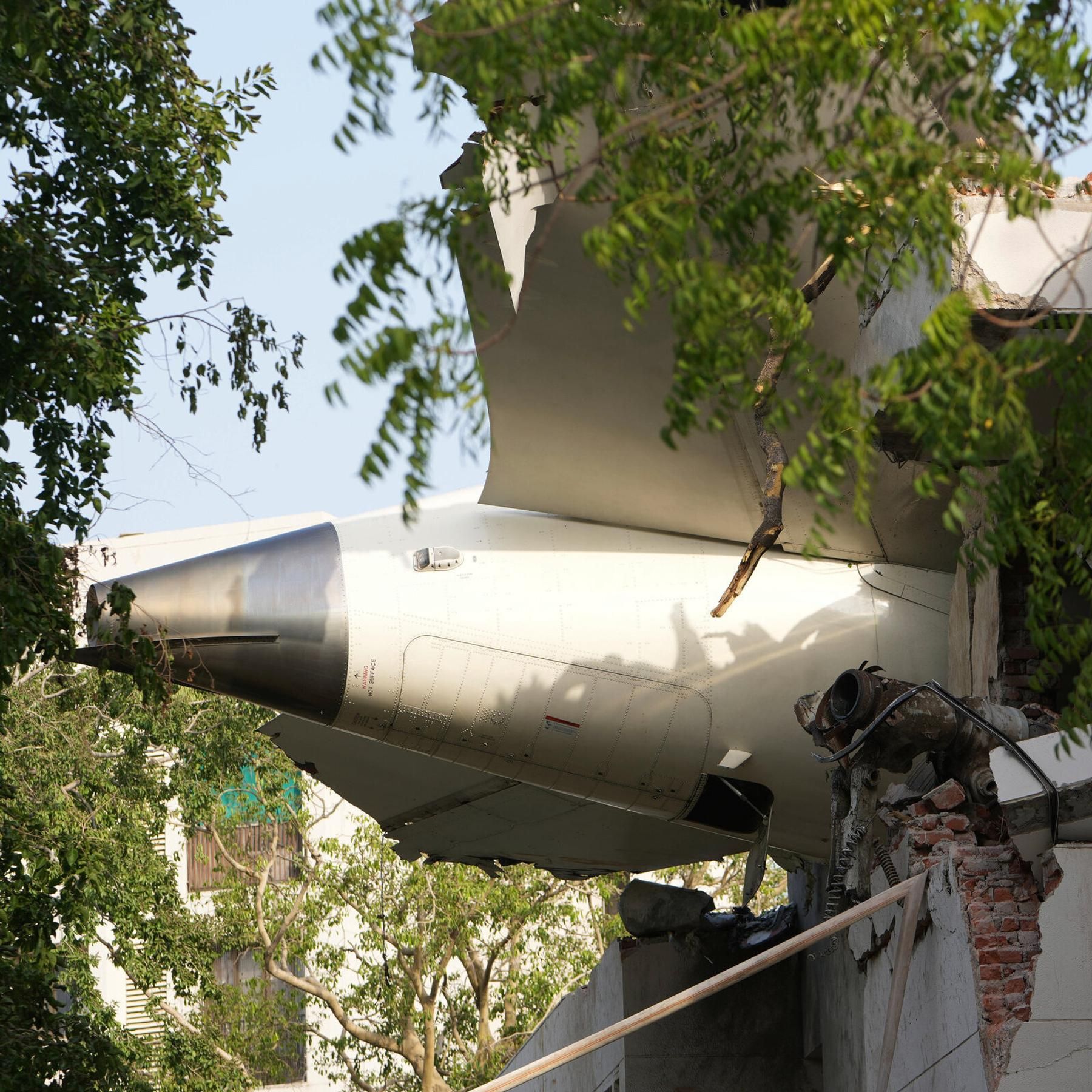 Flugzeug stürzt in Indien ab: Viele Todesopfer befürchtet
