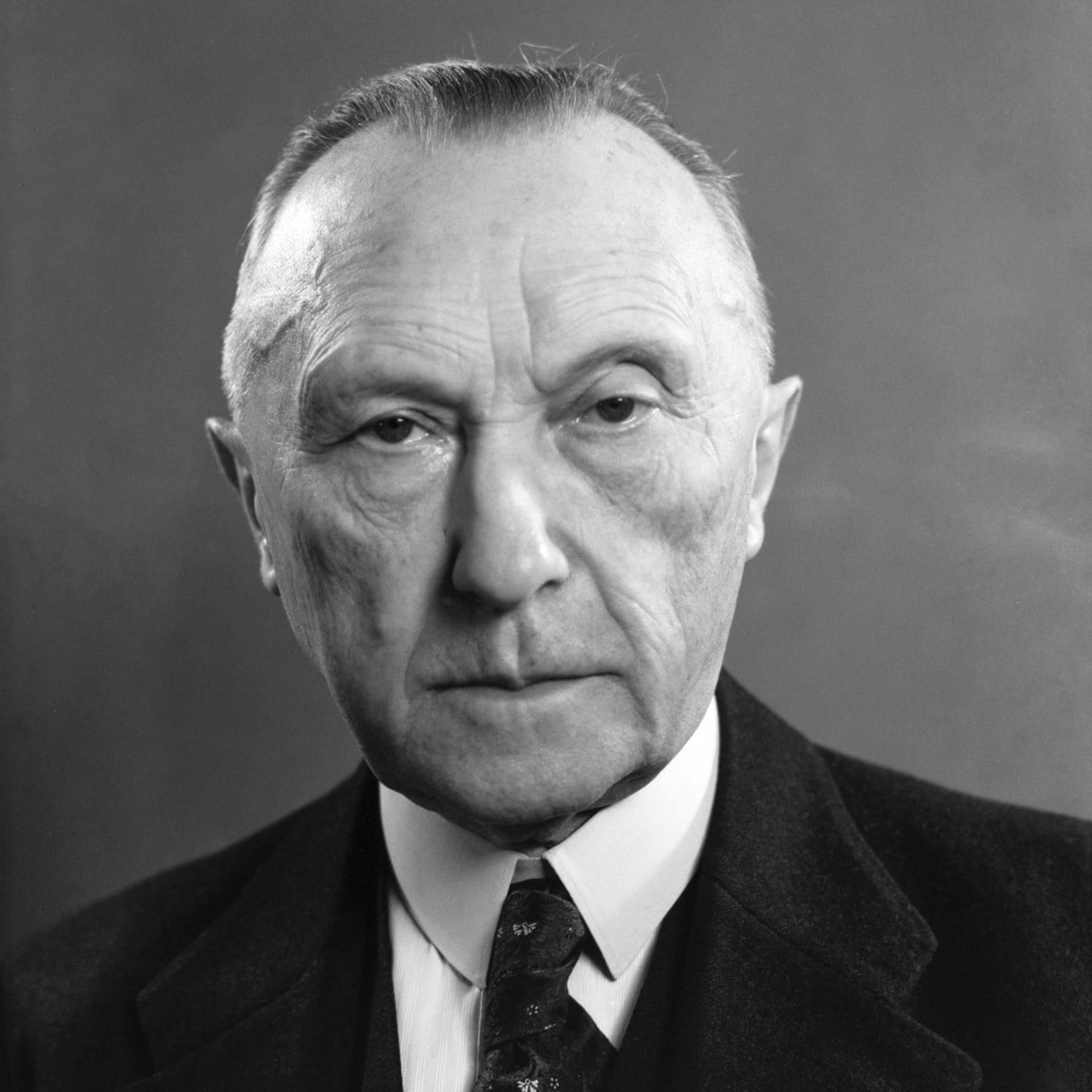 Bundeskanzler Adenauer kündigt "Wiedergutmachung" an | 27.9.1951