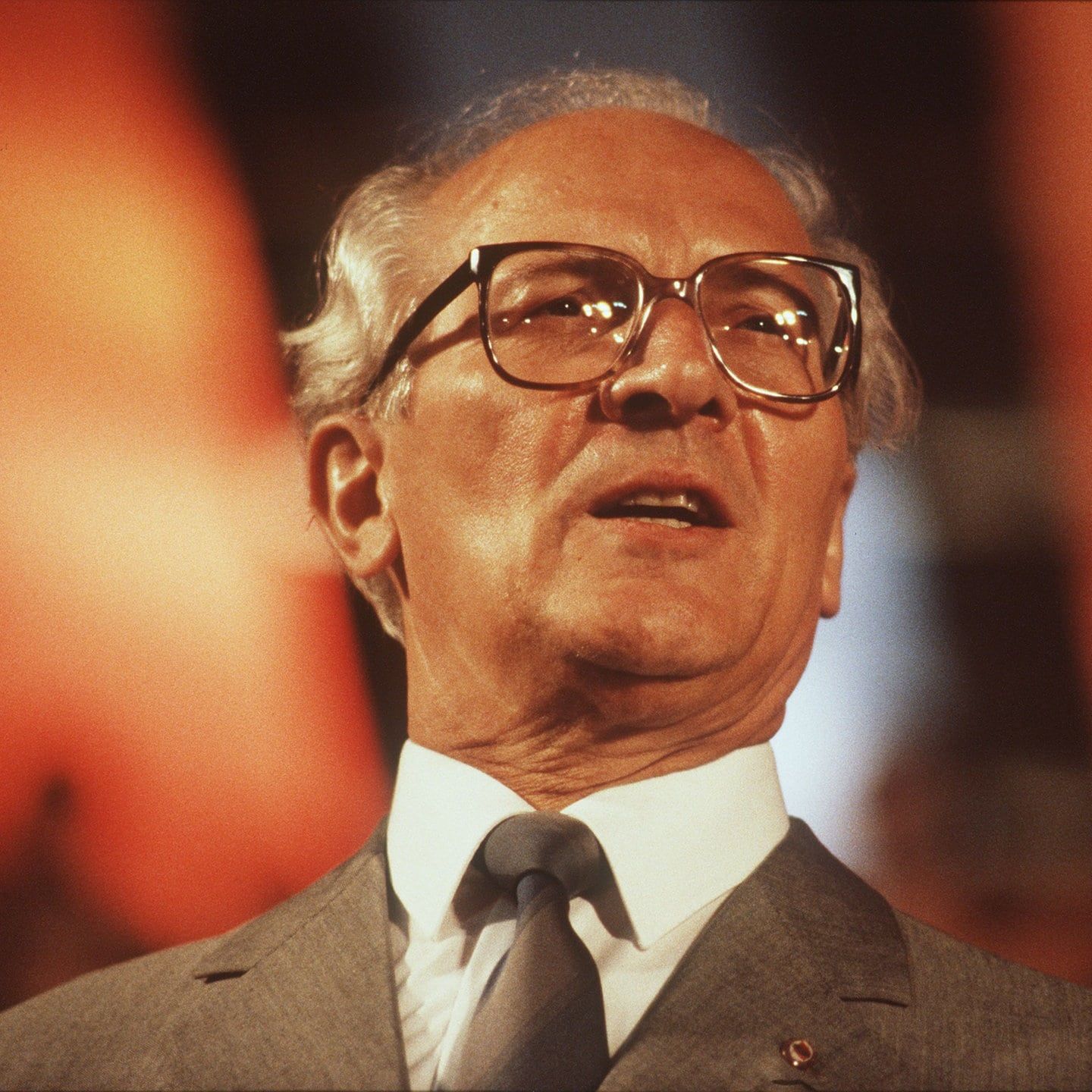 Erich Honecker tritt ab, Egon Krenz folgt