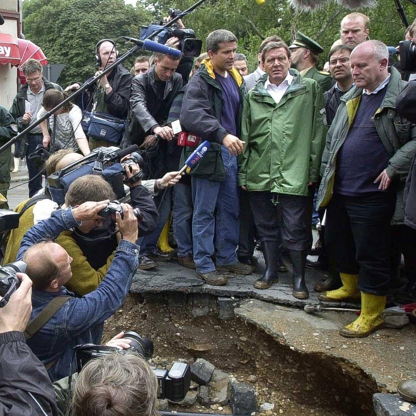 Hochwasser-Wahlkampf: Kanzler Schröder gummistiefelt durch Grimma | 14.8.2002