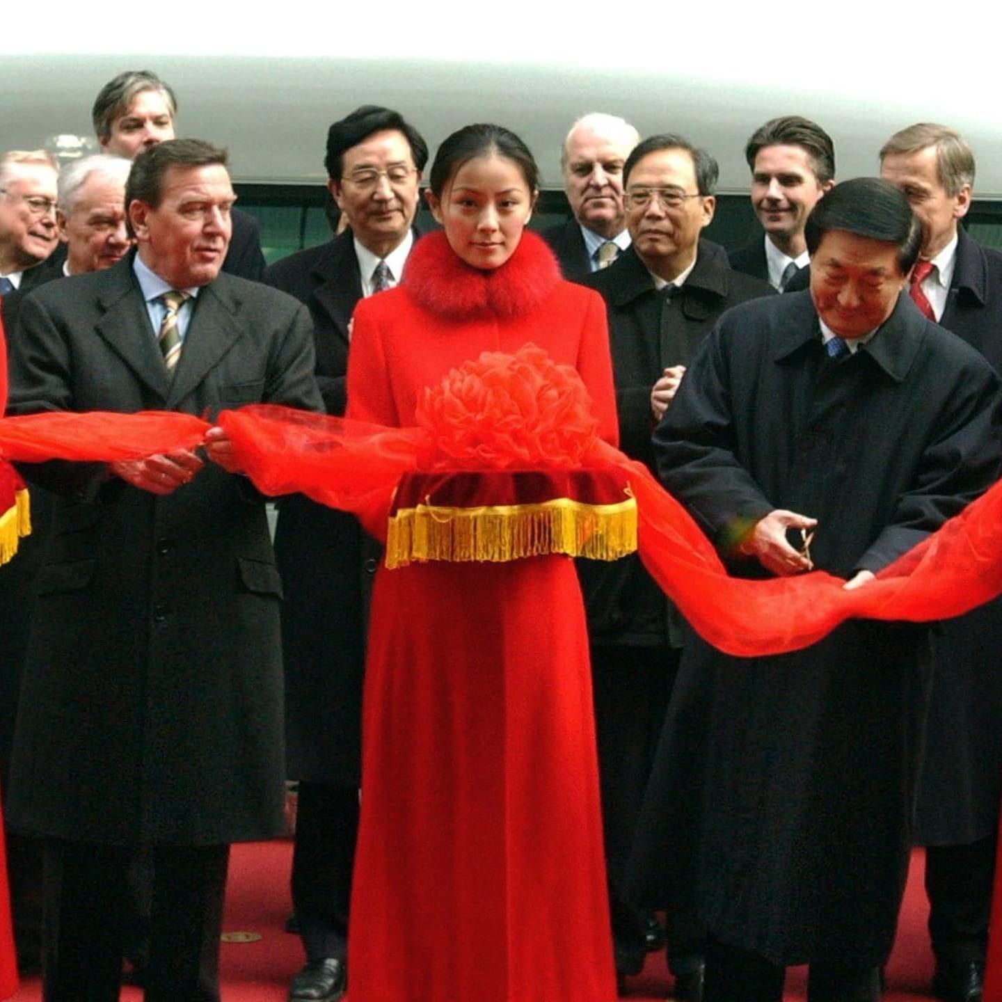 Gerhard Schröder bei der Einweihung des Transrapid in Schanghai | 31.12.2002