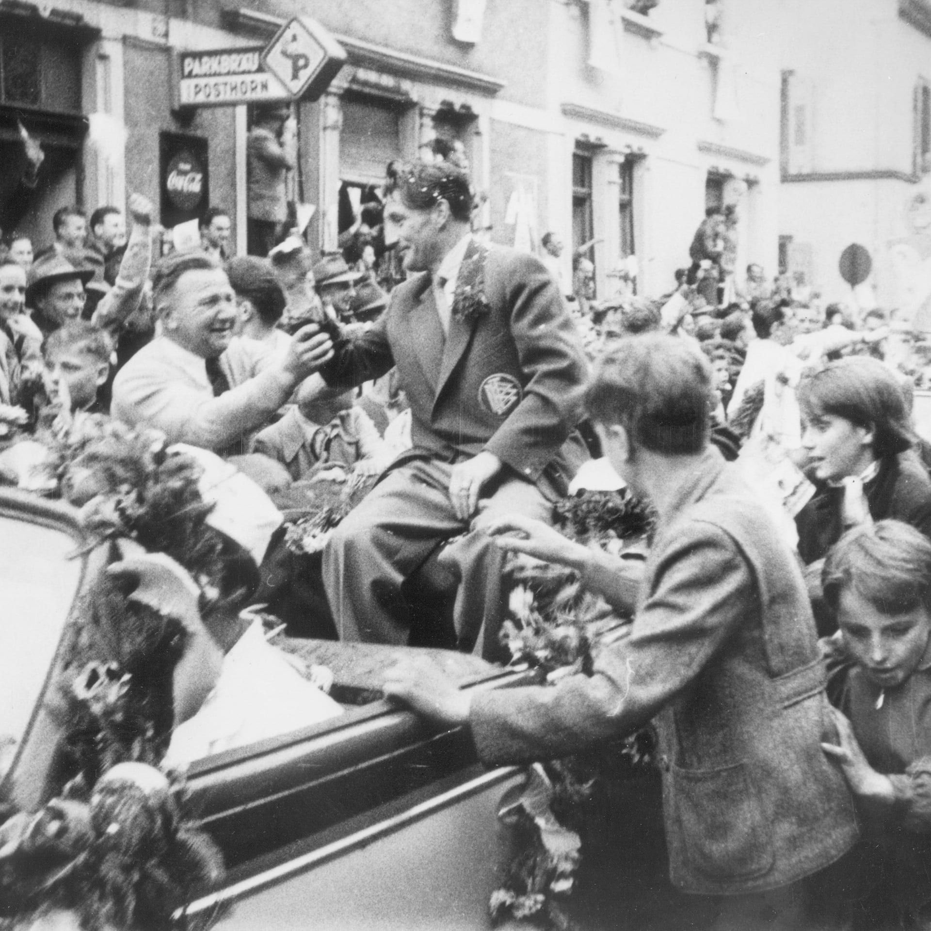 Fritz Walter dankt Nationalspielern in Kaiserslautern | 7.7.1954