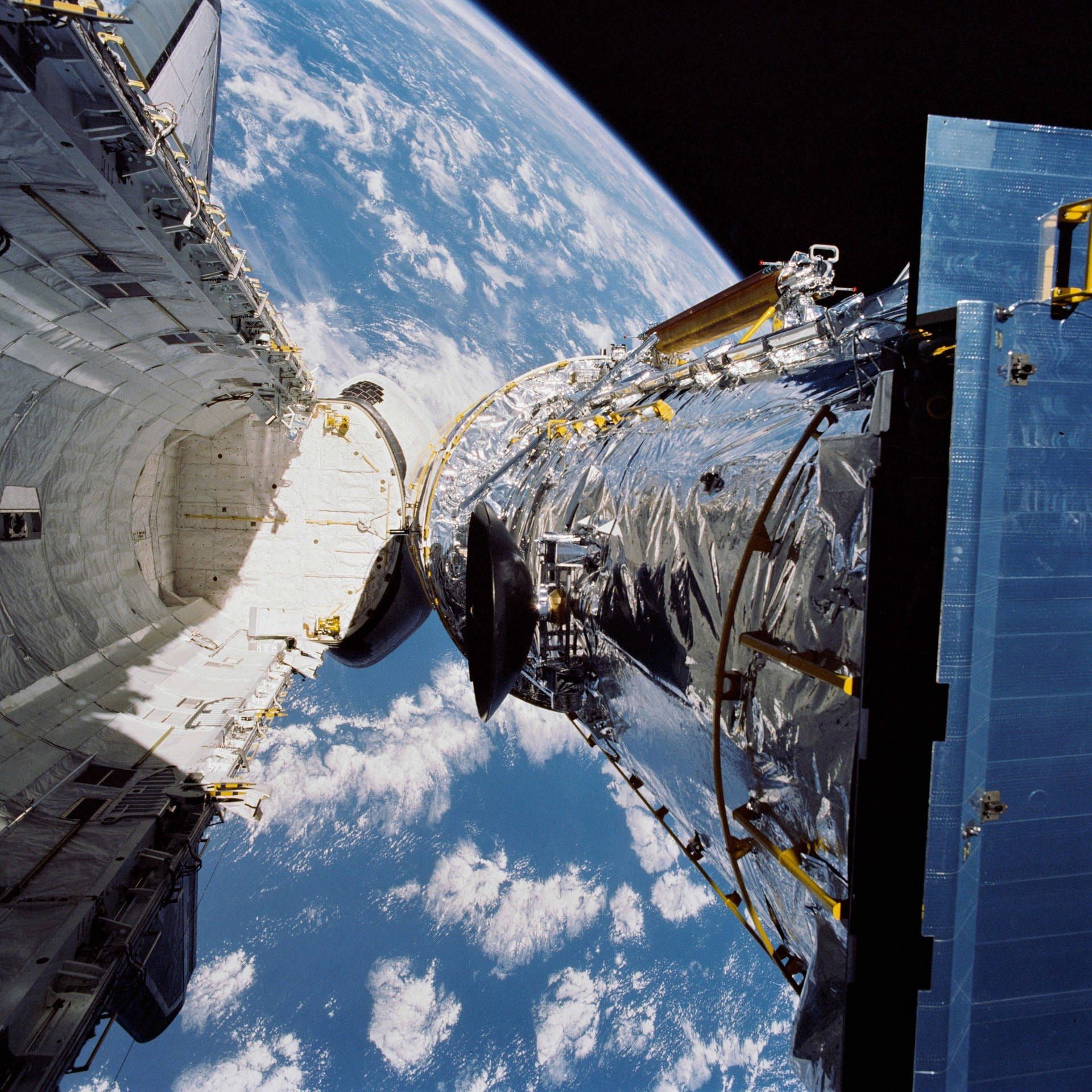 Hubble-Weltraumteleskop wird ins All gebracht | 25.4.1990