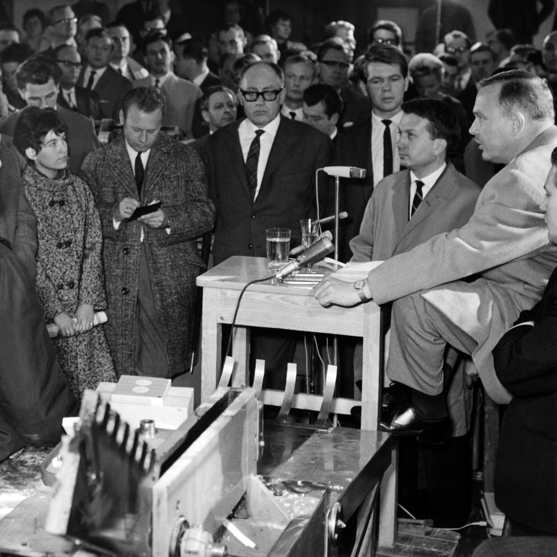 Nach Augstein-Verhaftung: öffentliche SPIEGEL-Betriebsversammlung mit Verlagschef Becker | 29.10.1962 | SPIEGEL-Affäre