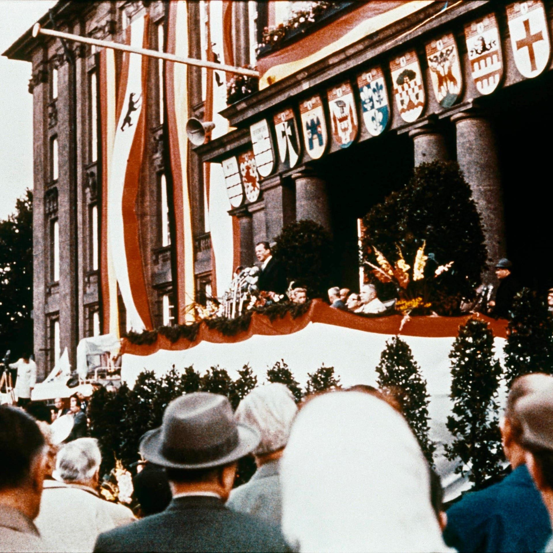 Willy Brandt verurteilt Mauerbau – Eine seiner emotionalsten Reden | 16.8.1961
