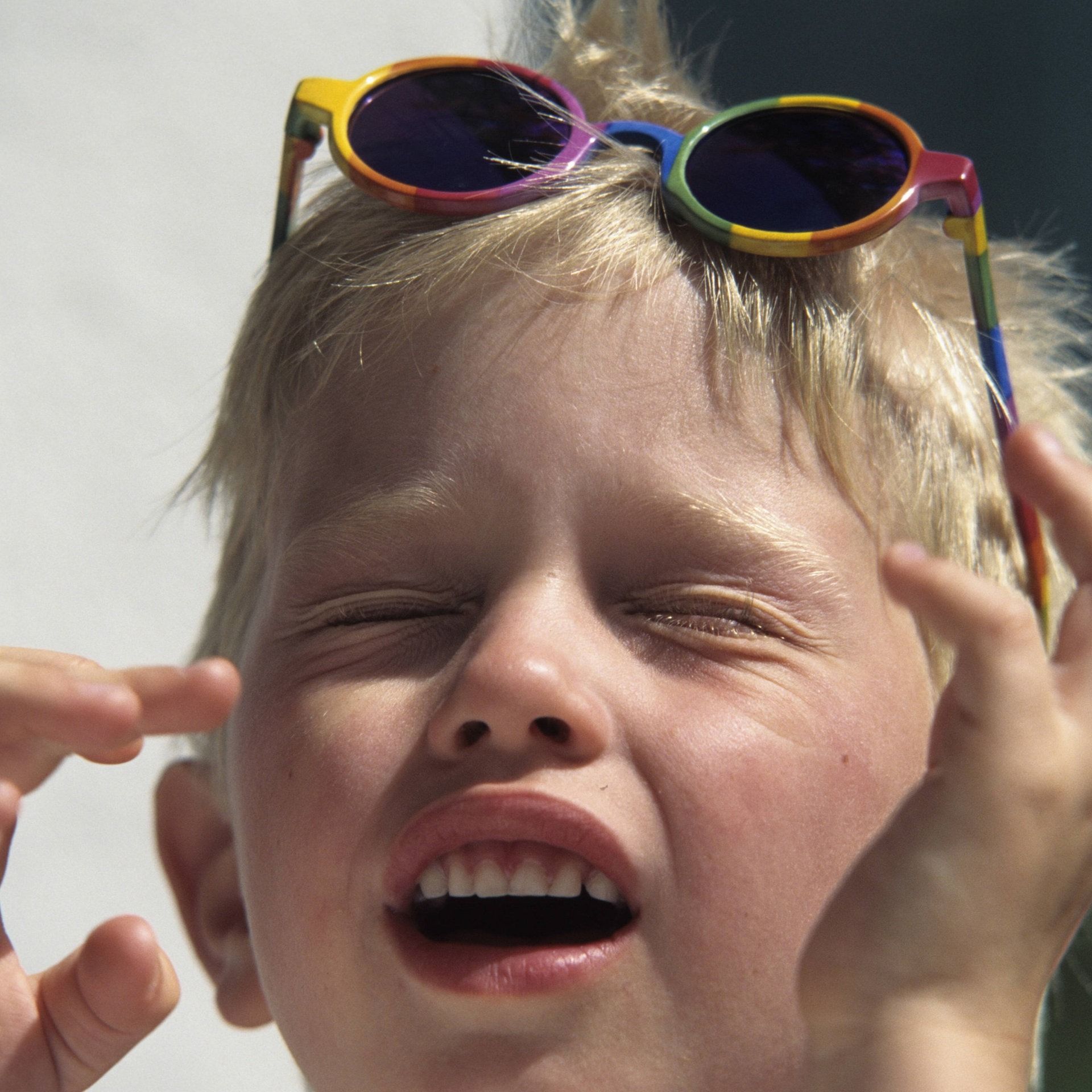 Warum müssen manche Menschen niesen, wenn sie in die Sonne schauen?