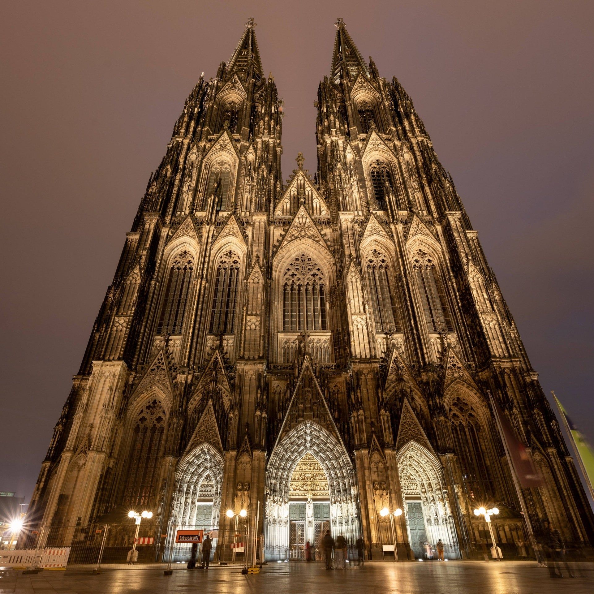 Stimmt es, dass der Kölner Dom sich selbst gehört?