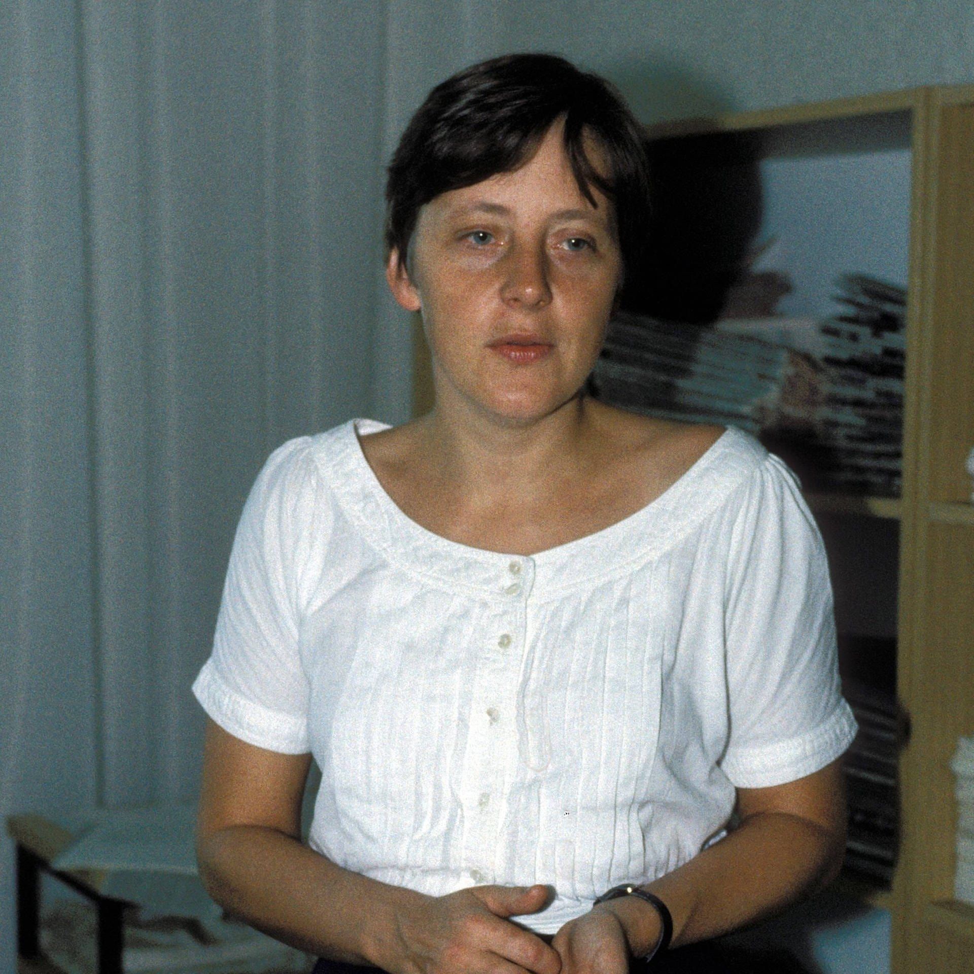 Stasi-Affären – Angela Merkel appelliert als DDR-Regierungssprecherin an die Presse | 17.9.1990