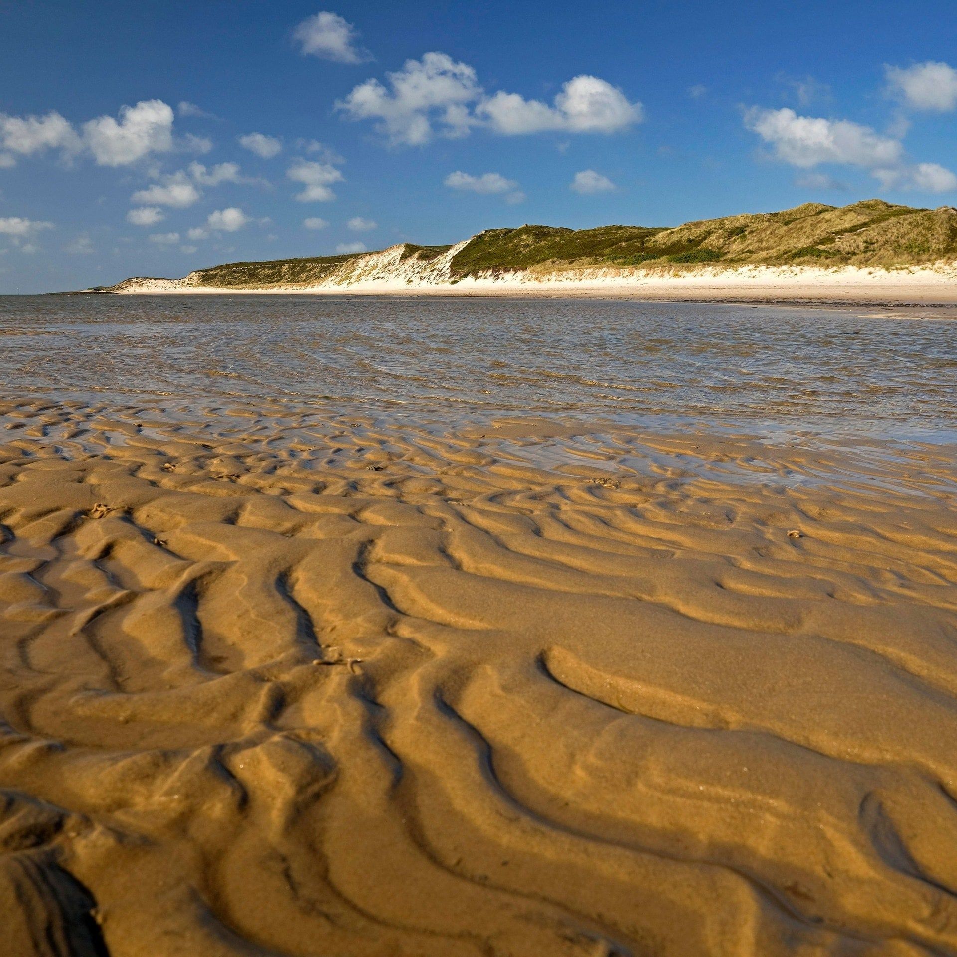 Wie entstehen am Strand die typischen Wellenmuster im Sand?