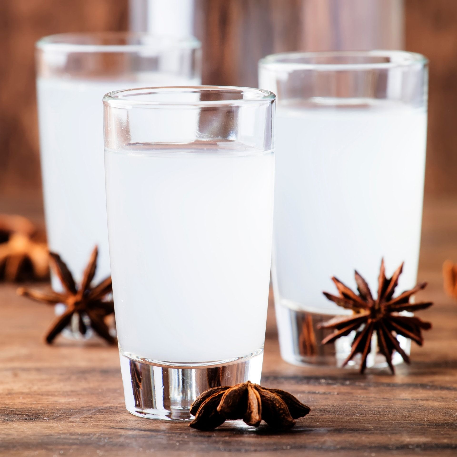 Warum wird Anisschnaps wie Ouzo oder Raki milchig-trüb, wenn man ihn mit Wasser verdünnt?