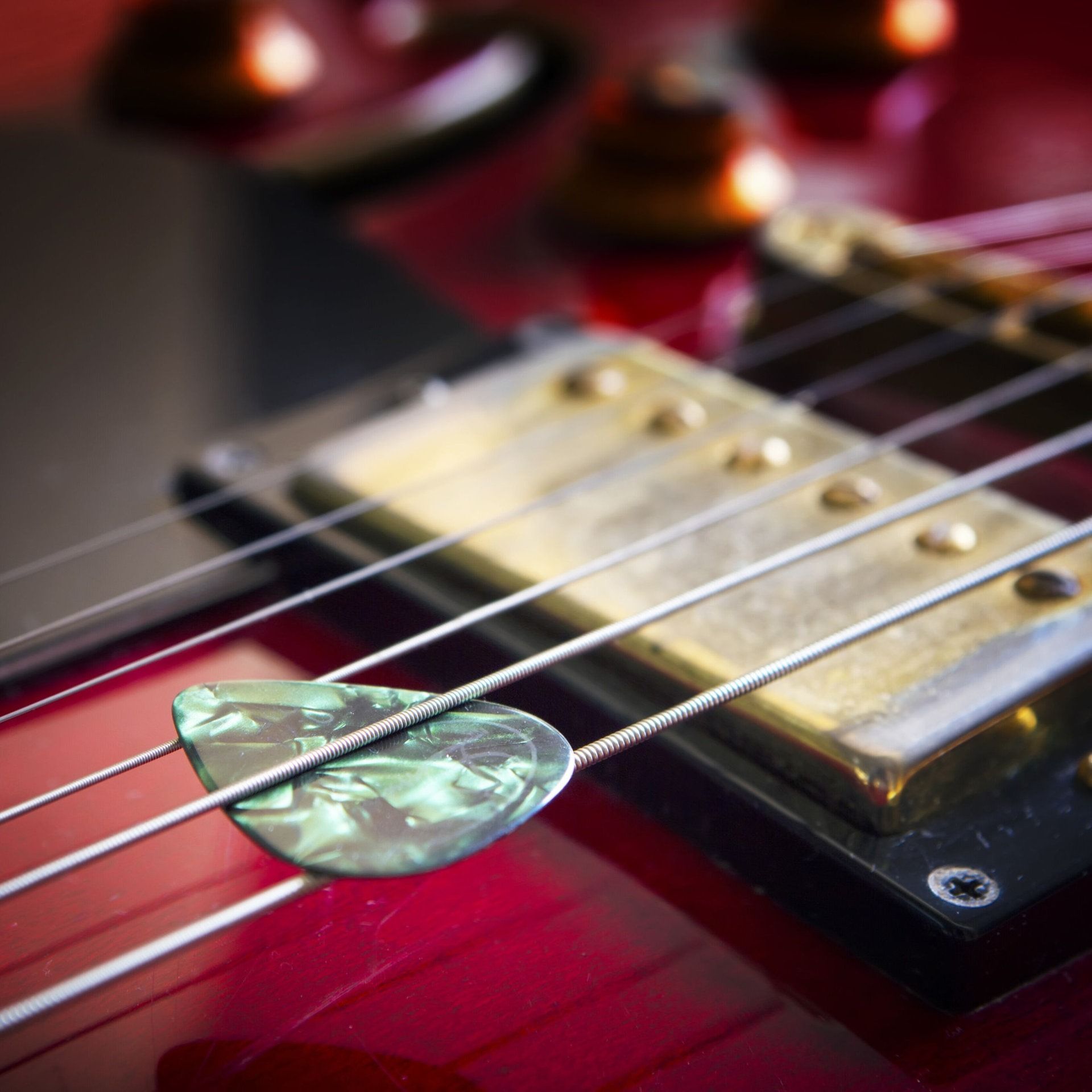 Aus welchem Material ist ein Plektrum?