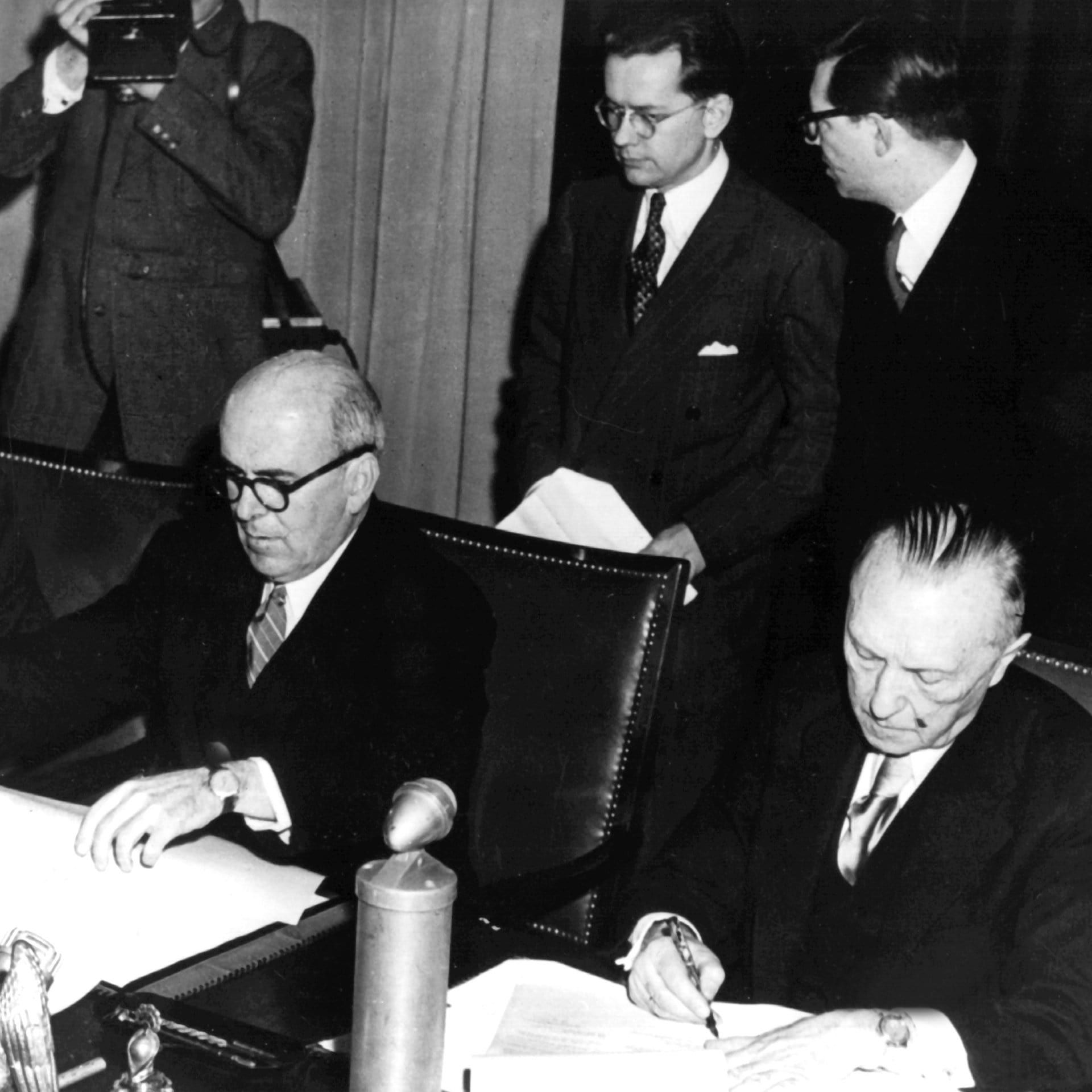 Konrad Adenauer unterschreibt den "Marshallplan" | 15.12.1949