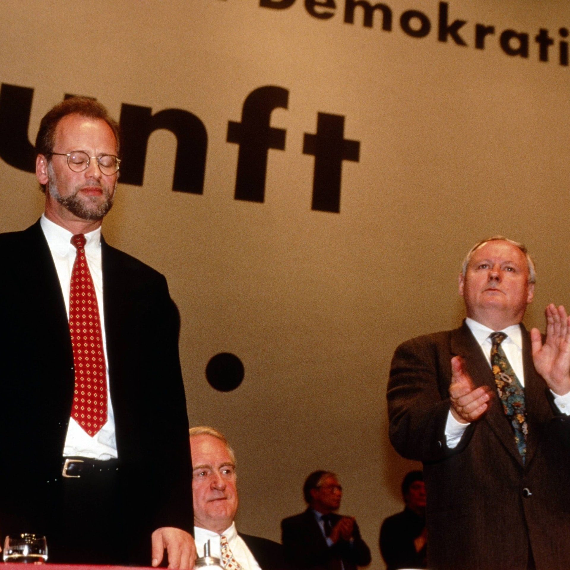 SPD vor 25 Jahren: Lafontaine tritt gegen Scharping an und gewinnt | 16.11.1995