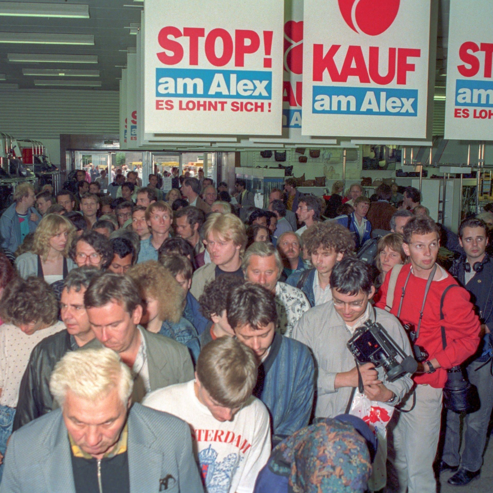 D-Mark für die DDR: Stunde Null auf dem Alexanderplatz | 1.7.1990