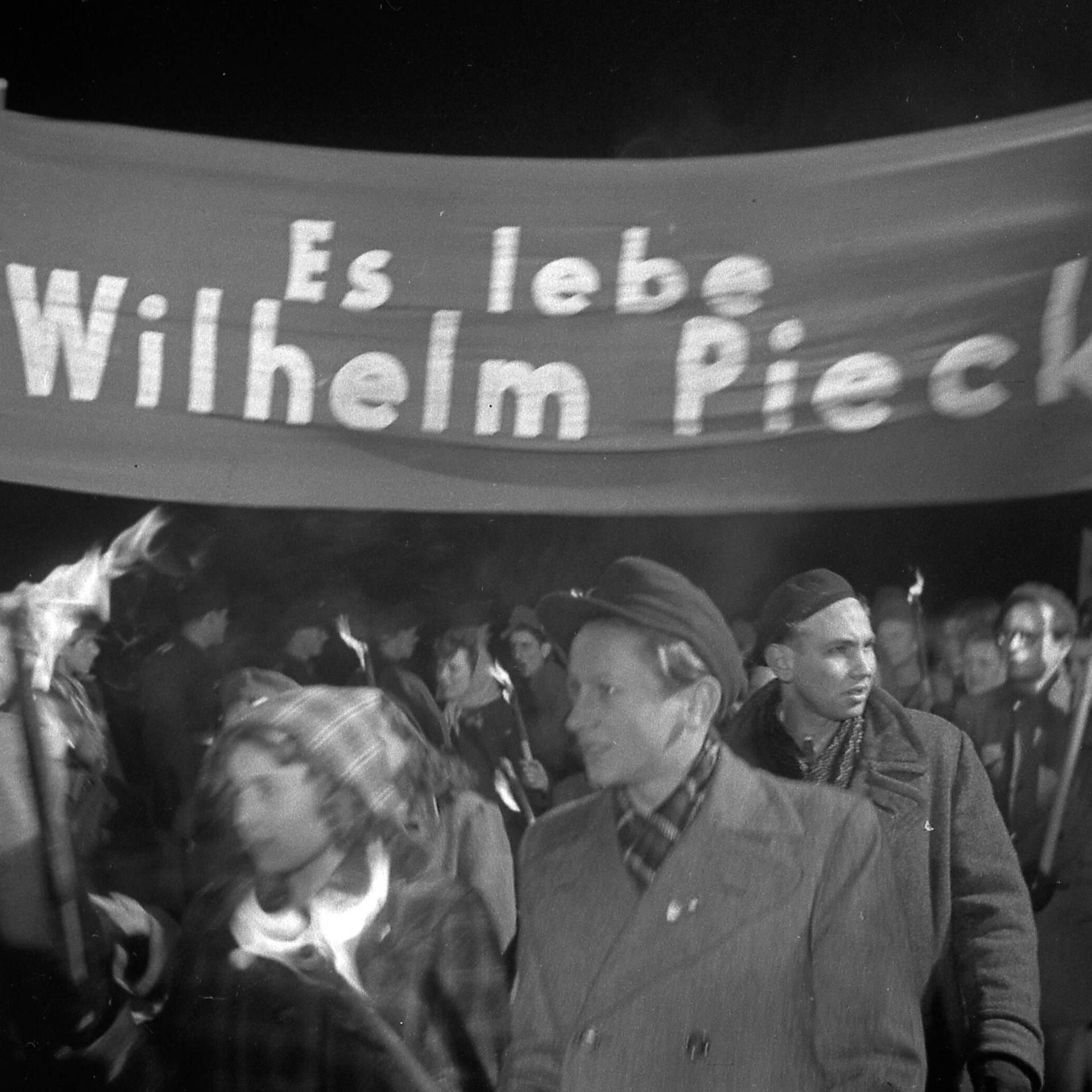 Großer Fackelzug zur Wahl von DDR-Präsident Wilhelm Pieck in Berlin | 11.10.1949