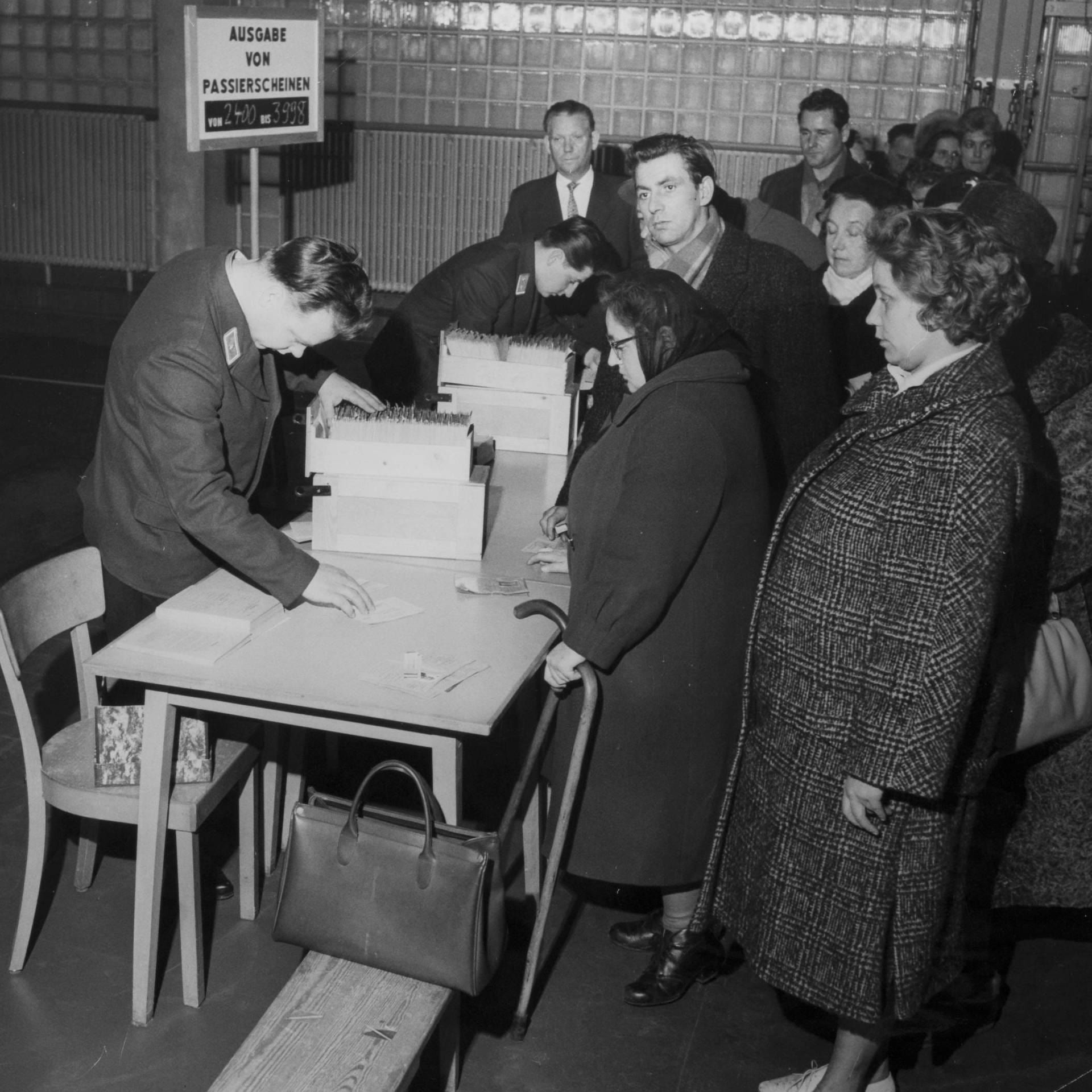 Westberliner dürfen zu Weihnachten wieder nach Ostberlin | 20.12.1963