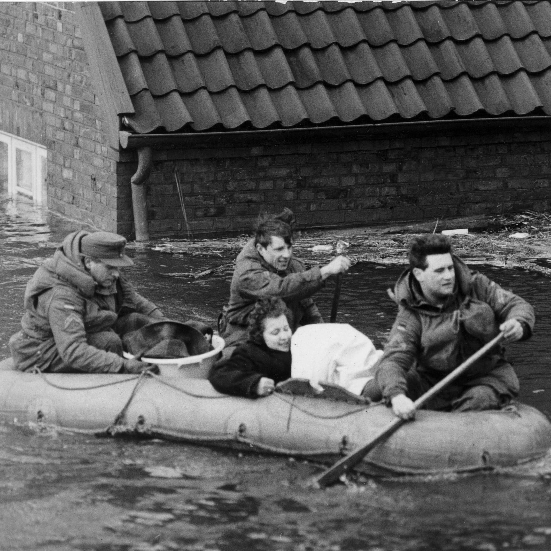 Sturmflut in Hamburg – Helmut Schmidt profiliert sich als Krisenmanager | 17.2.1962