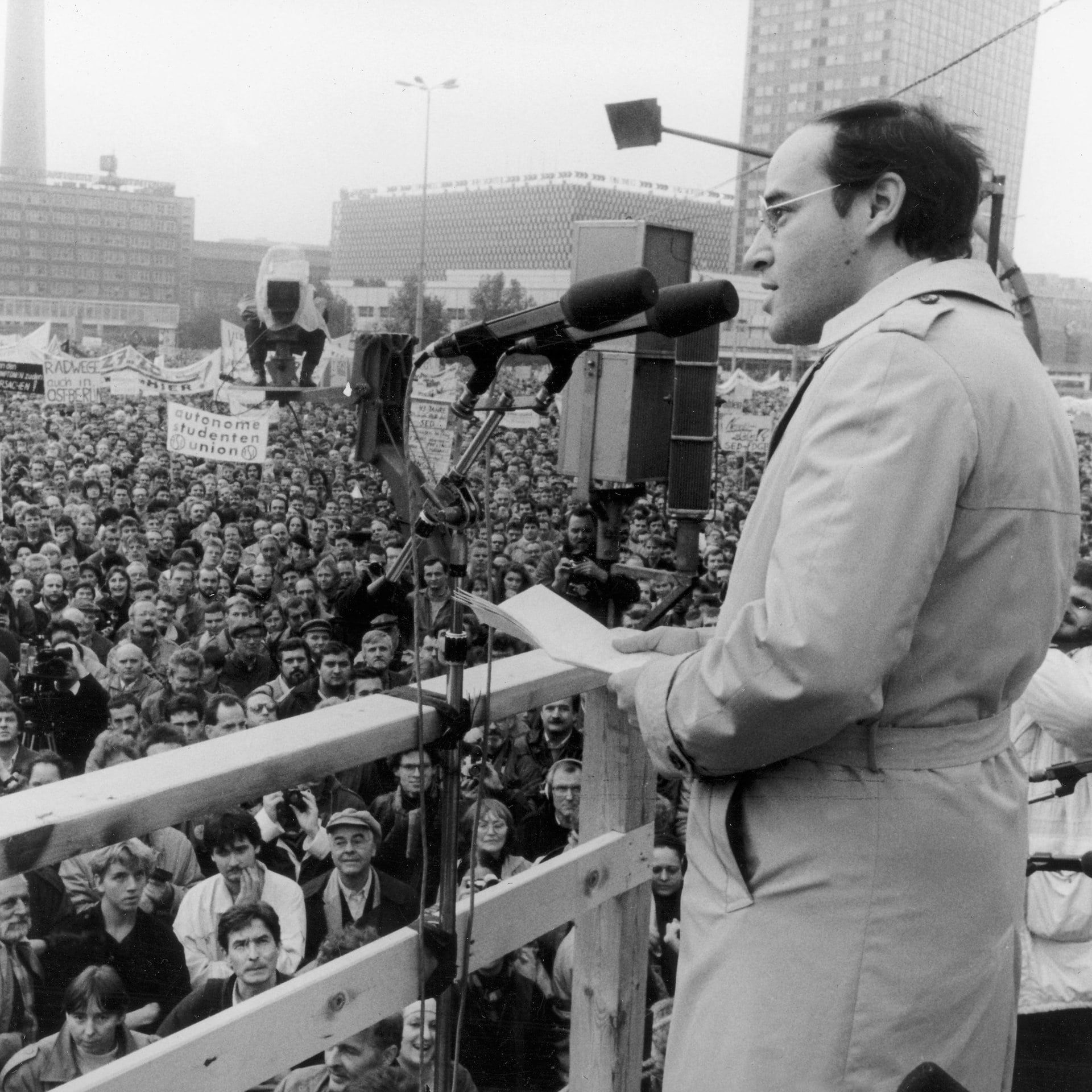 Gregor Gysi auf der Großdemonstration auf dem Alexanderplatz | 4.11.1989