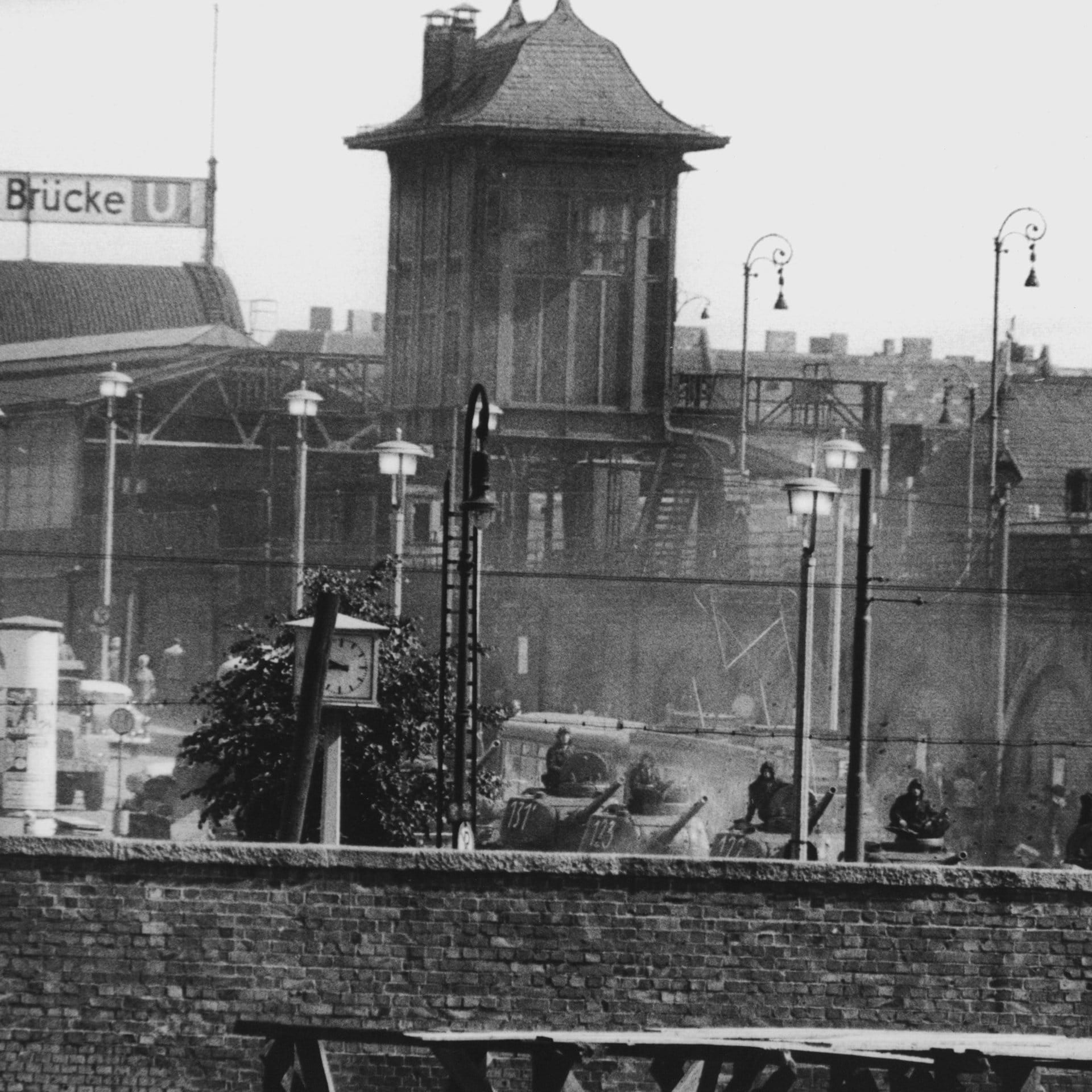 Walter Ulbricht im Gespräch mit Arbeitern und Soldaten | 14.8.1961