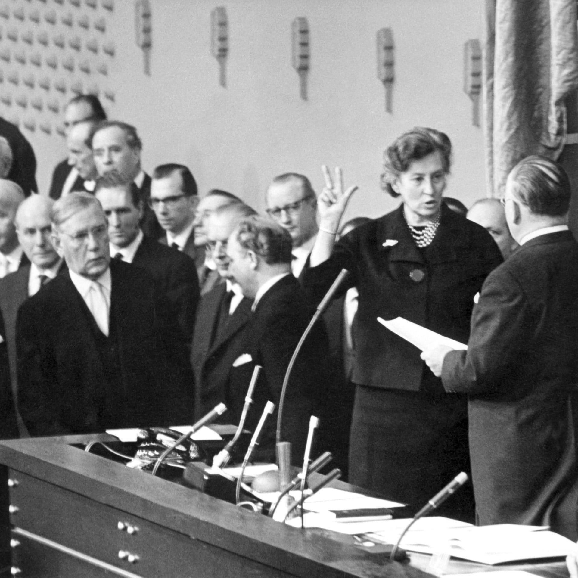 Erste Bundesministerin Elisabeth Schwarzhaupt: "Ich wurde in die Politik gezogen" | 7.1.1966