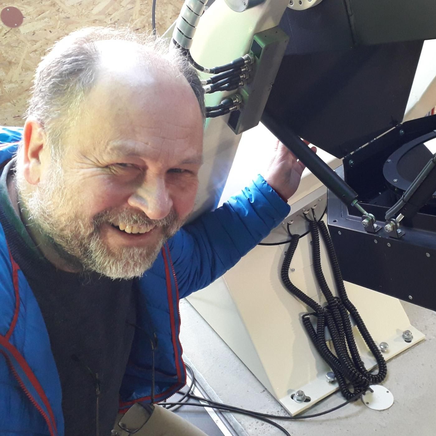 Hans hat sich eine eigene Sternwarte gebaut