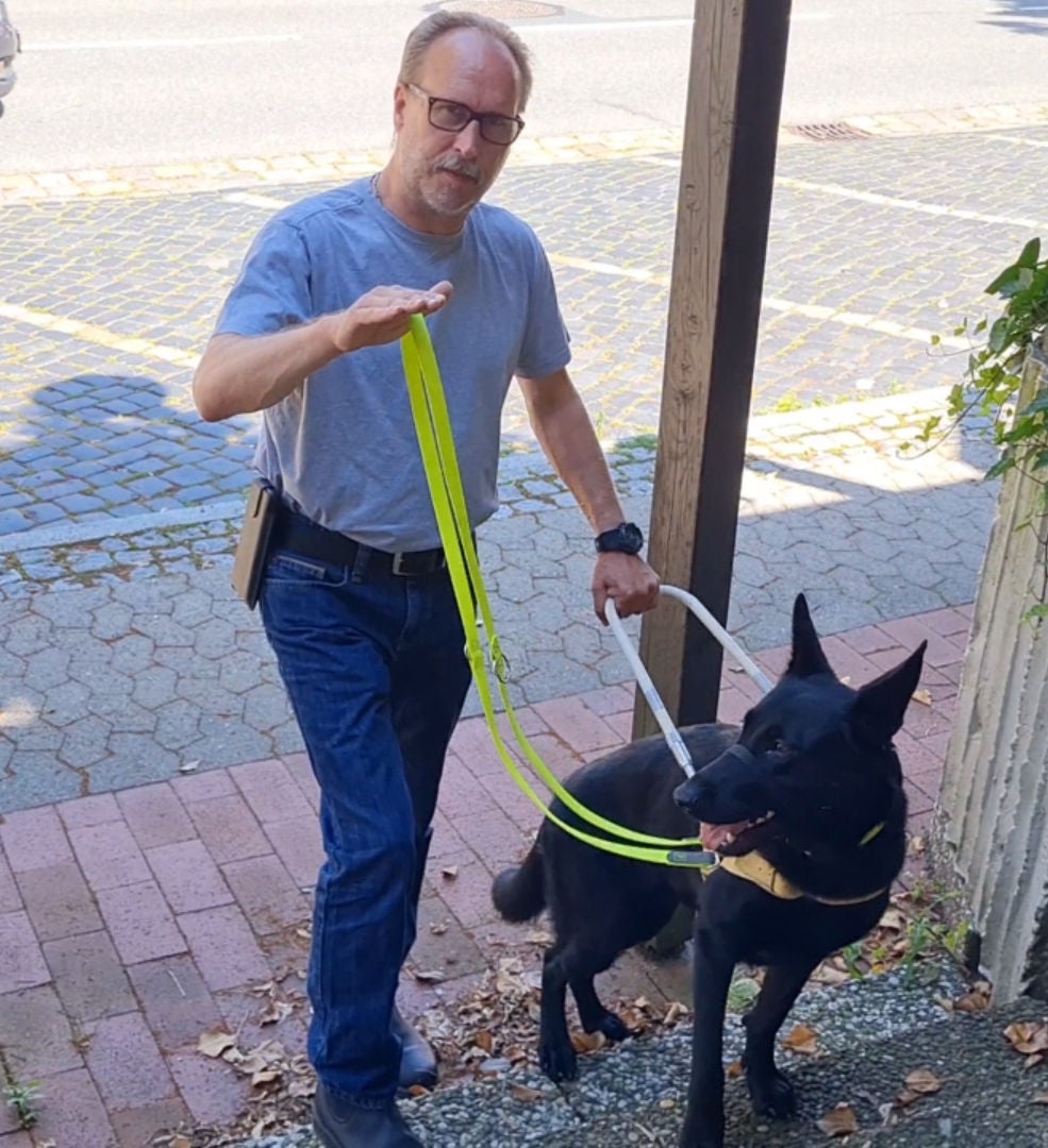 Nicht nur Sitz und Platz – Schlaue Hunde helfen Menschen