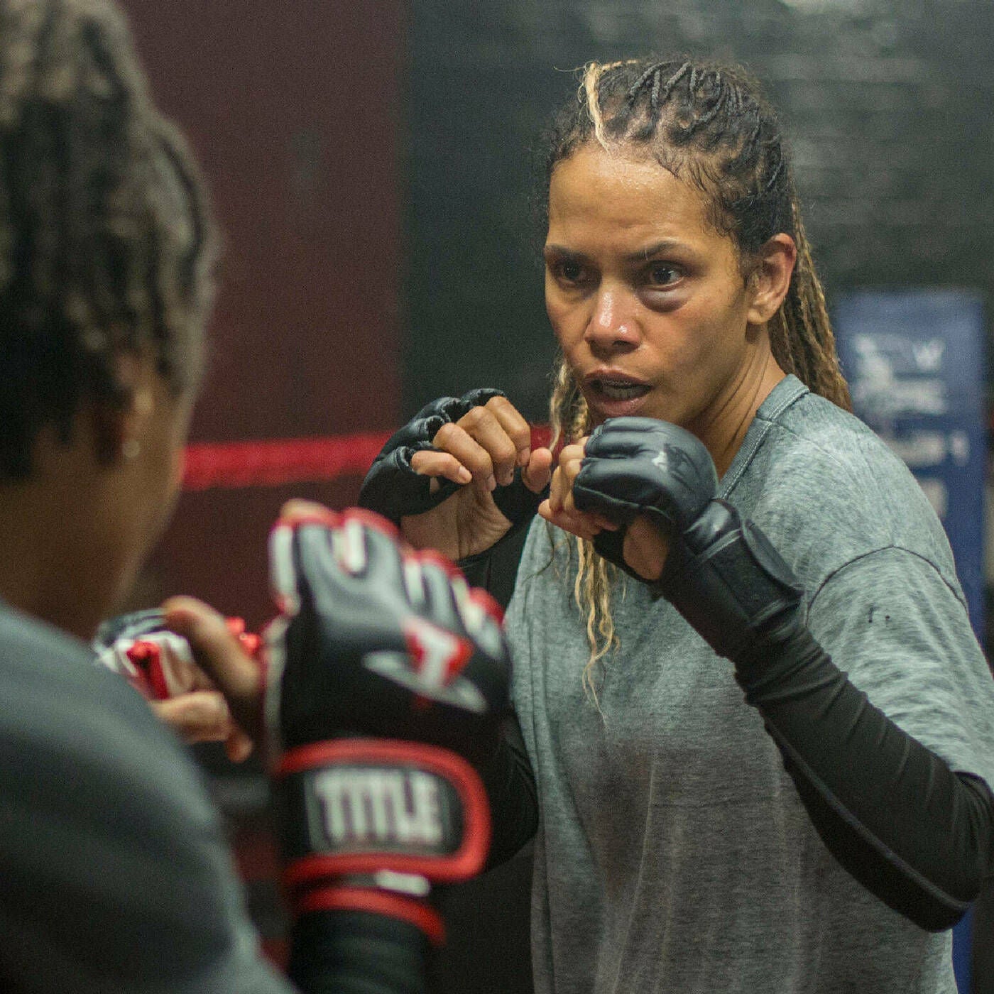 "Bruised"? Halle Berry schwitzt sich in Höchstform