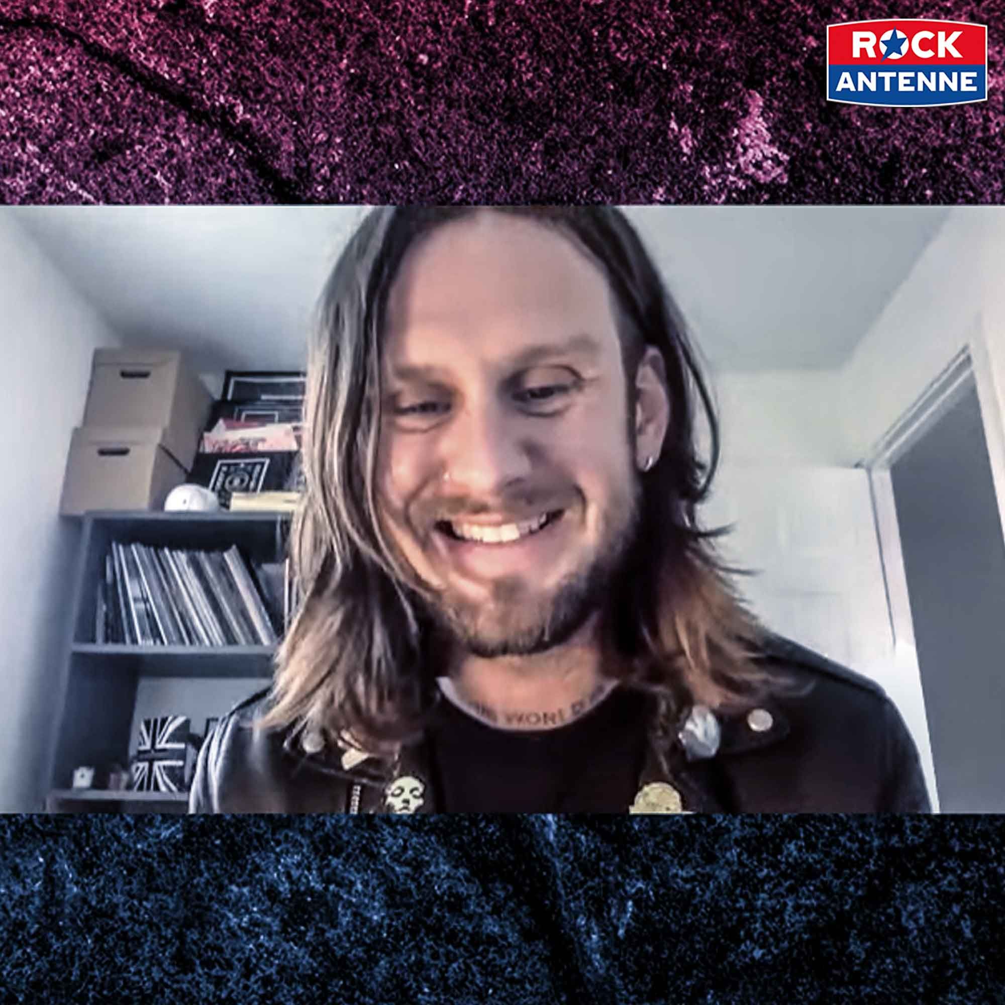 Loz / WHILE SHE SLEEPS