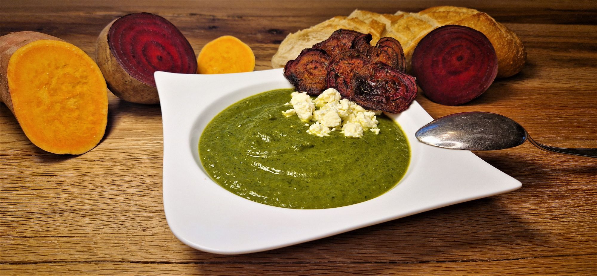 Folge 105 - Samtig-frische Spinatsuppe mit Feta und Rote-Beete-Chips