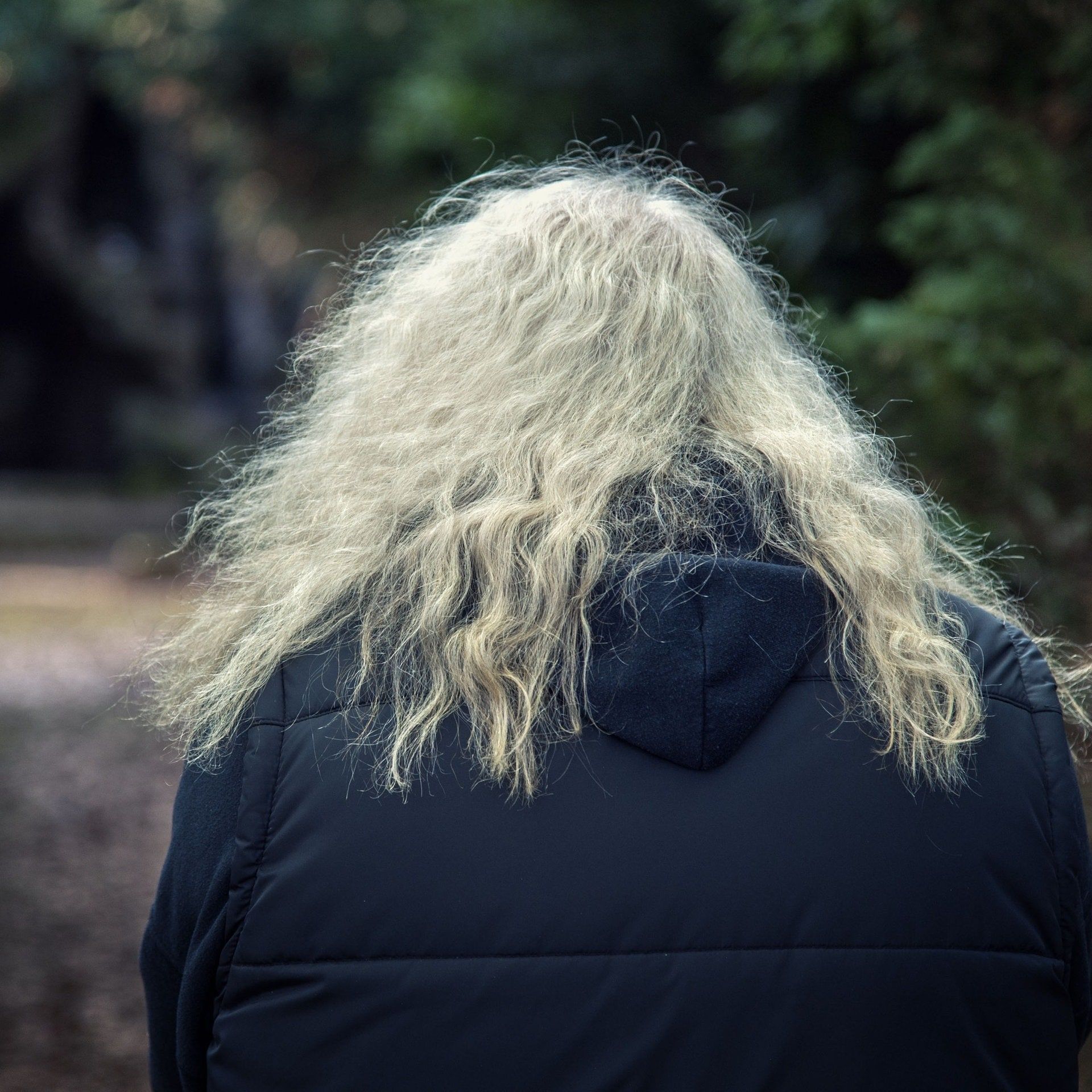 Warum bekommt man im Alter noch Locken oder Wellen?
