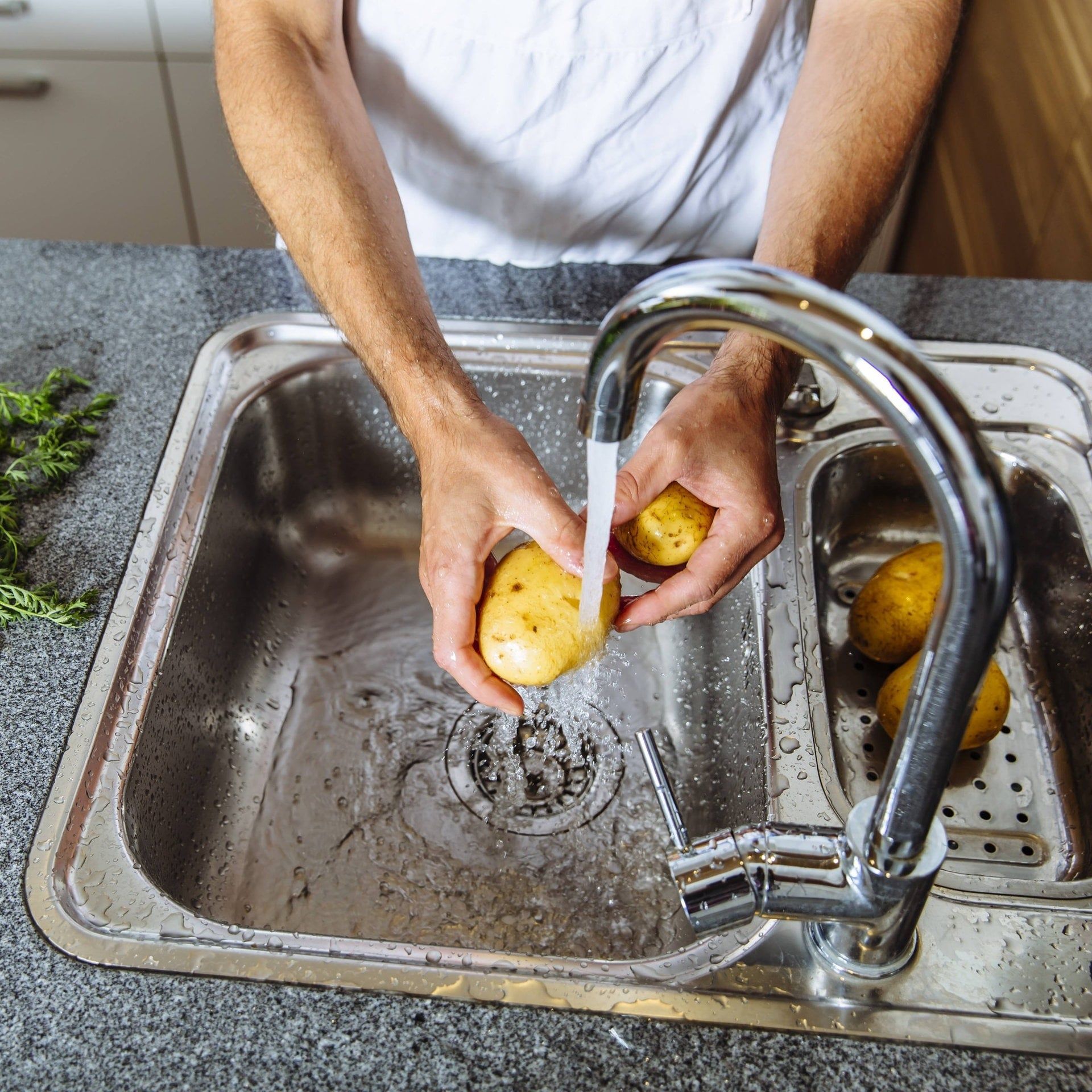 Ist es wichtig, Obst und Gemüse zu waschen? Und was bringt Natron im Waschwasser?