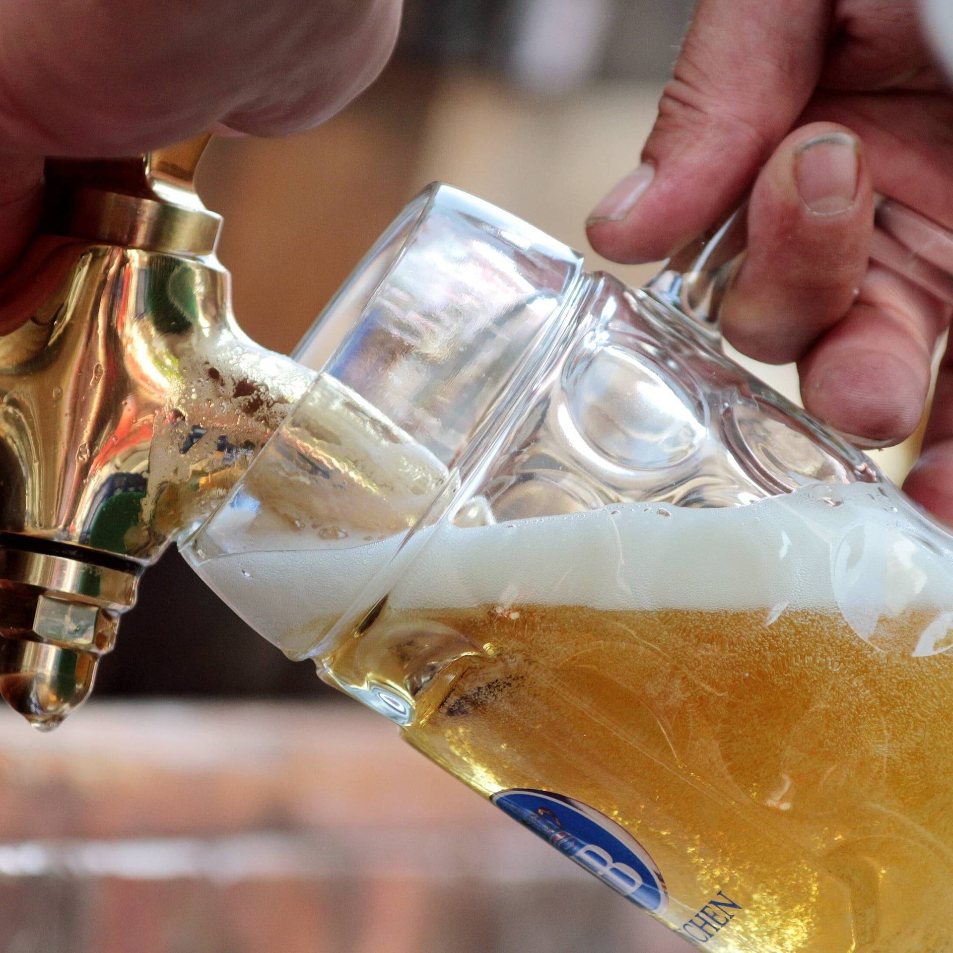 Schmeckt frisch gezapftes Bier besser als Flaschenbier?
