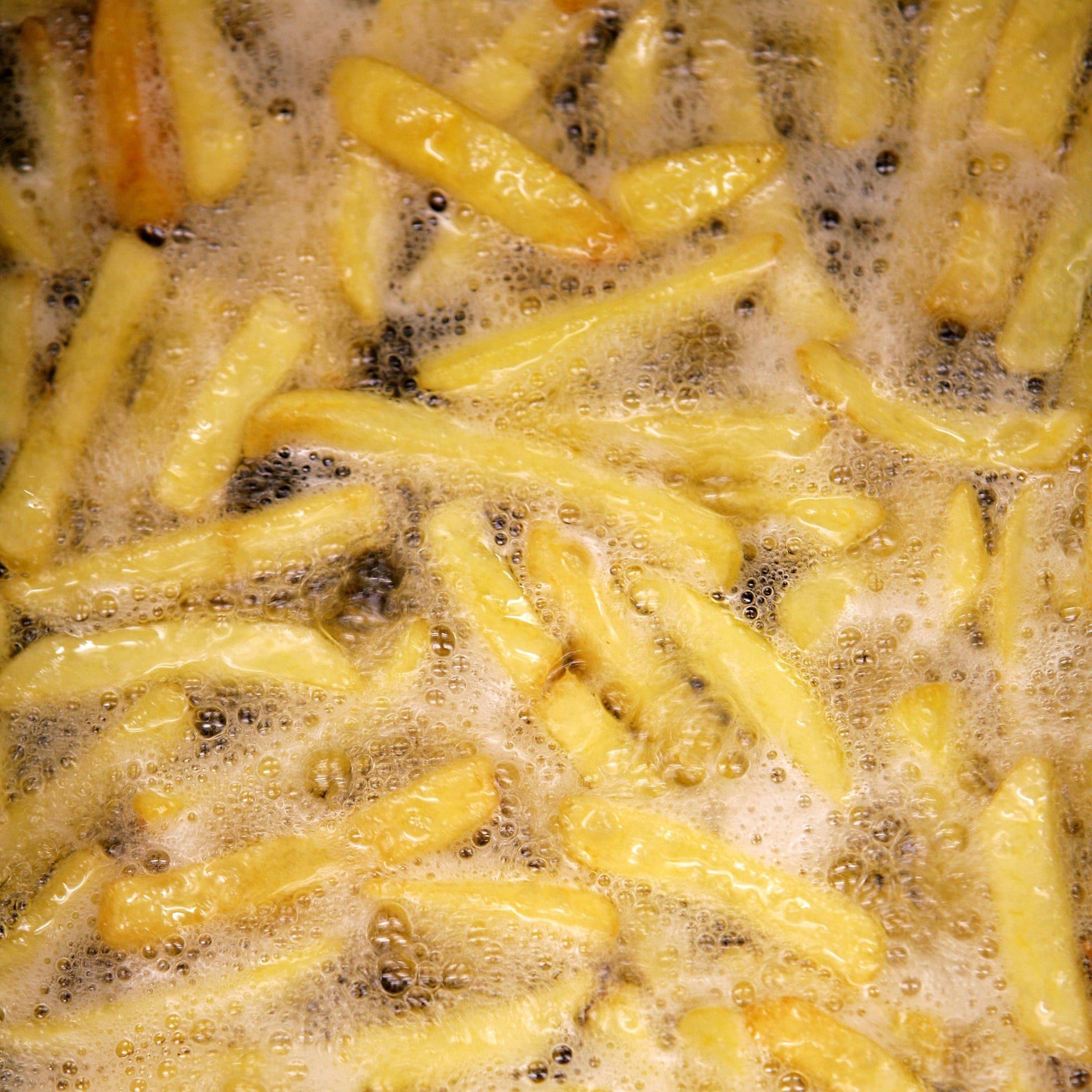 Warum werden Kartoffeln braun und knusprig, wenn man sie in Öl brät?