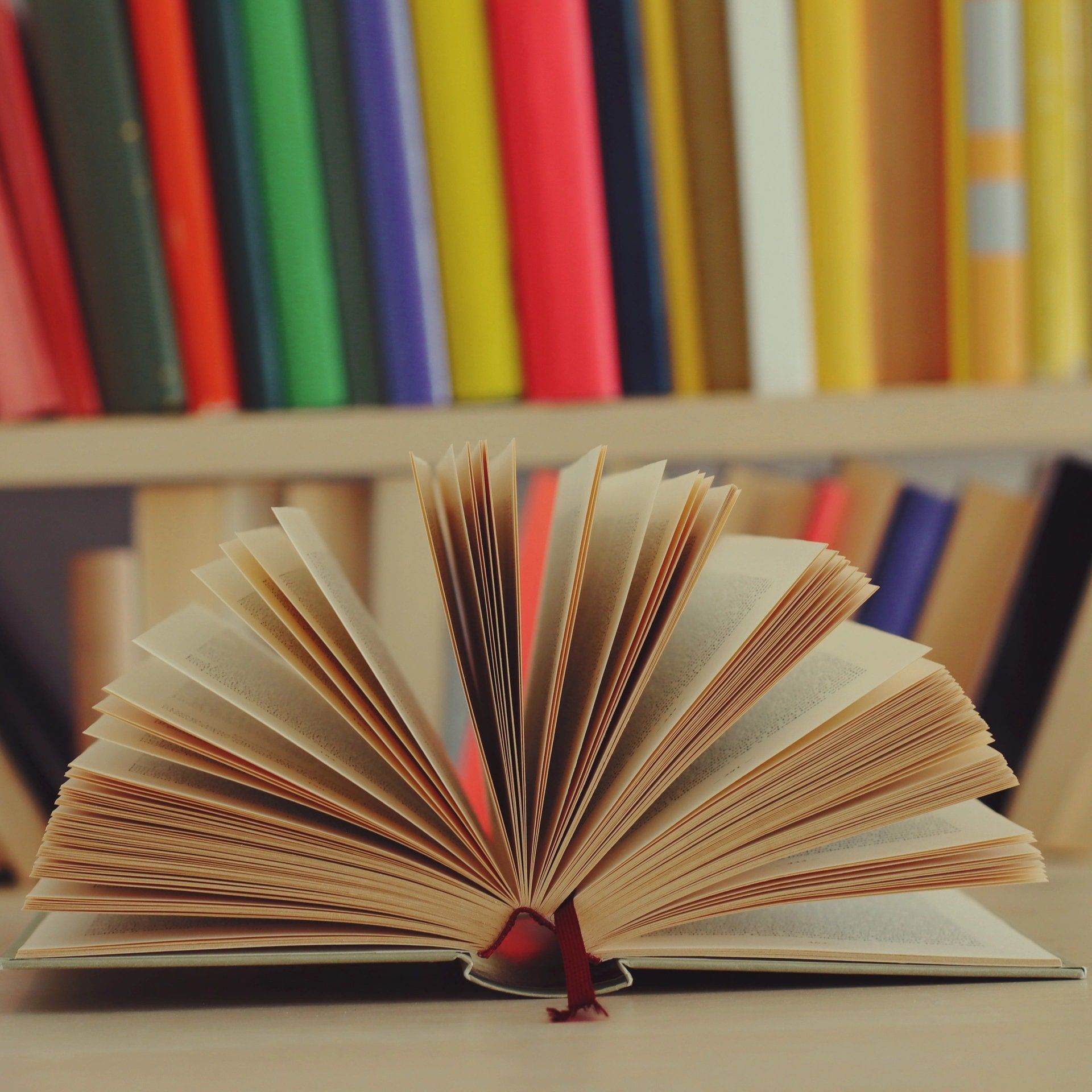 Mit neuen Büchern von: Katie Kitamura, Zheng Xiaoqiong, Caroline Hau, Jokha Alharthi und dem aktuellen Wasafiri Magazine