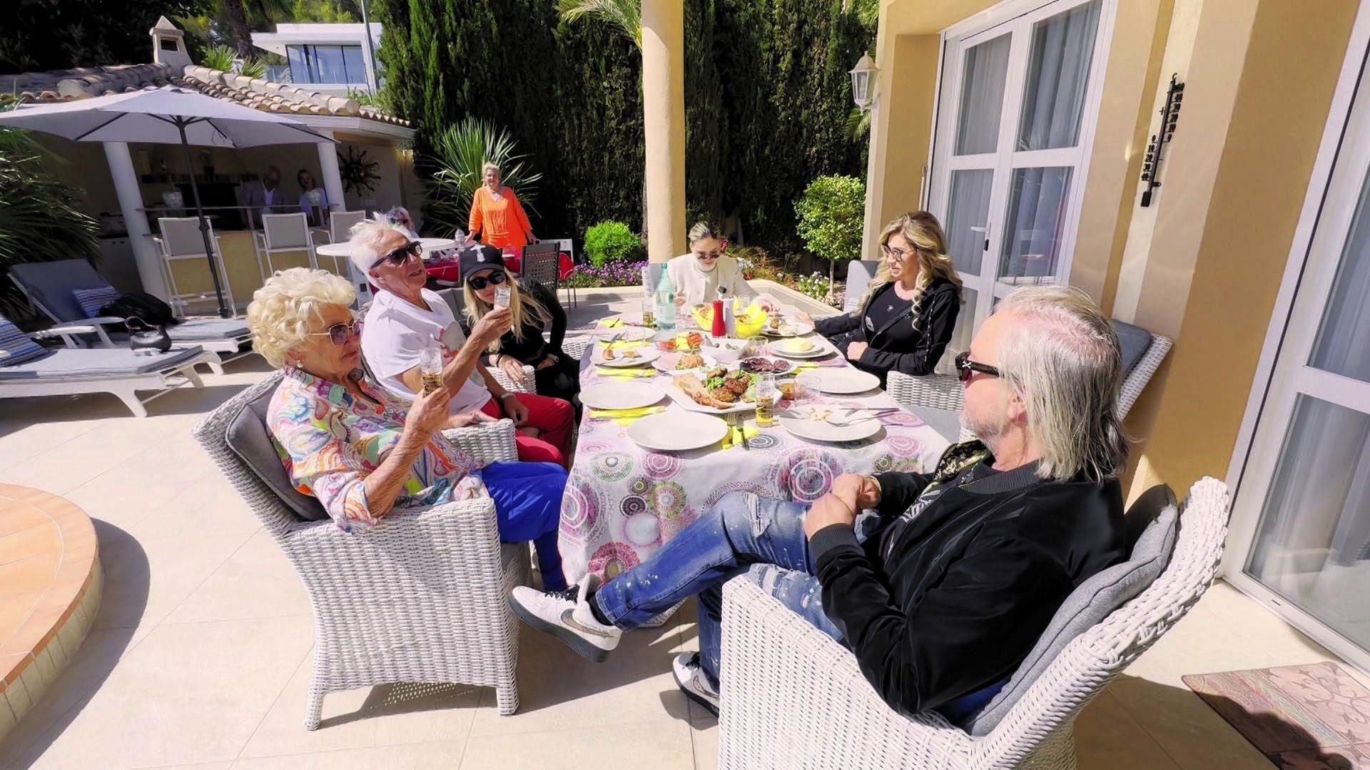 Oma und Opa in Sorge