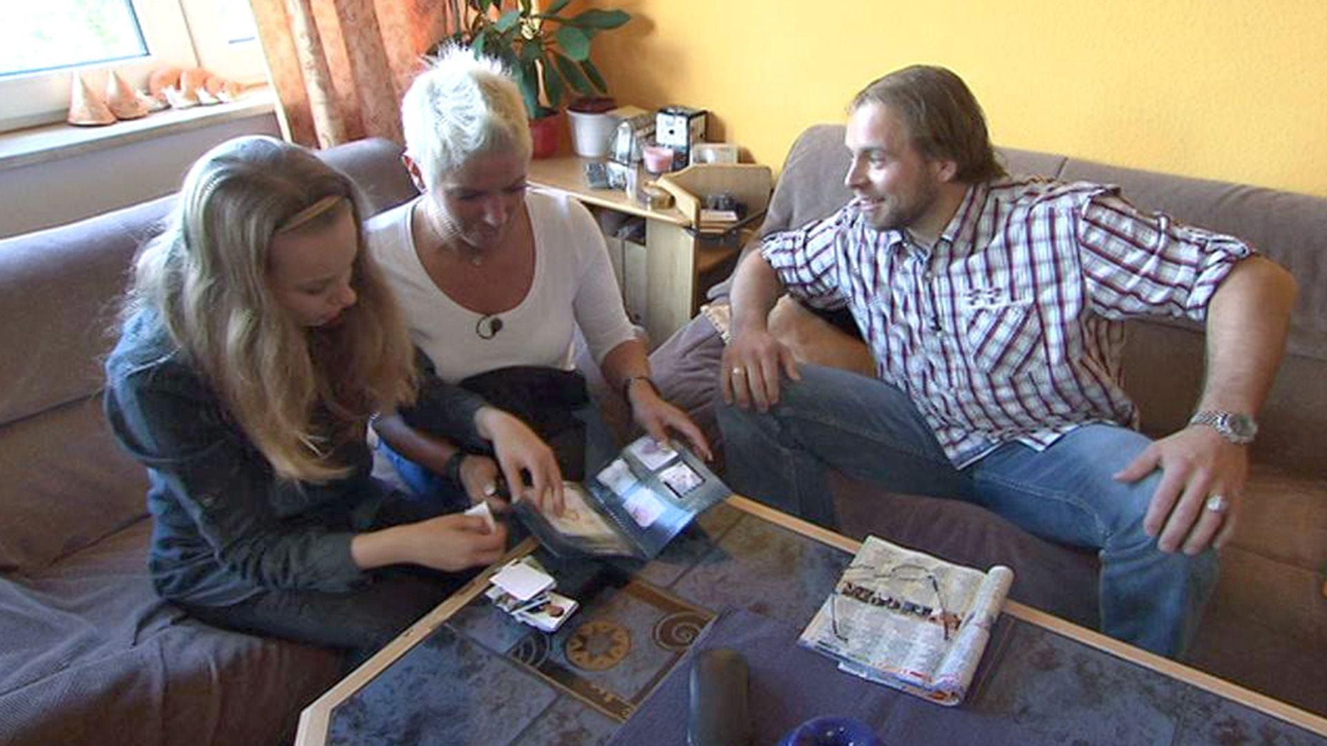 Junger Vater leidet unter Sammelbildchenleidenschaft seiner Familie