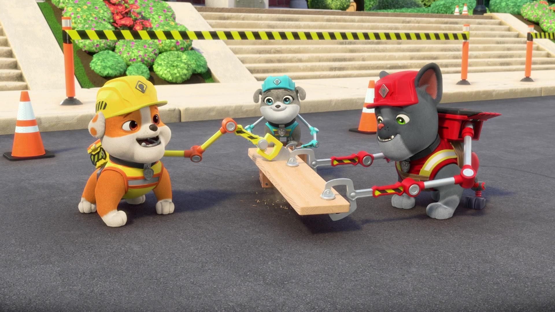 Die Crew baut eine Rollstuhl-Rampe
