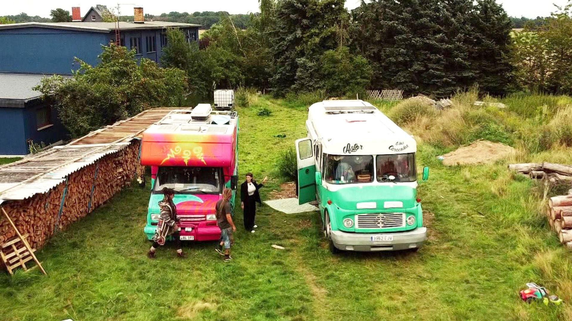 Villa am See / Buntes Wohnmobil / Loft im Bahnhof