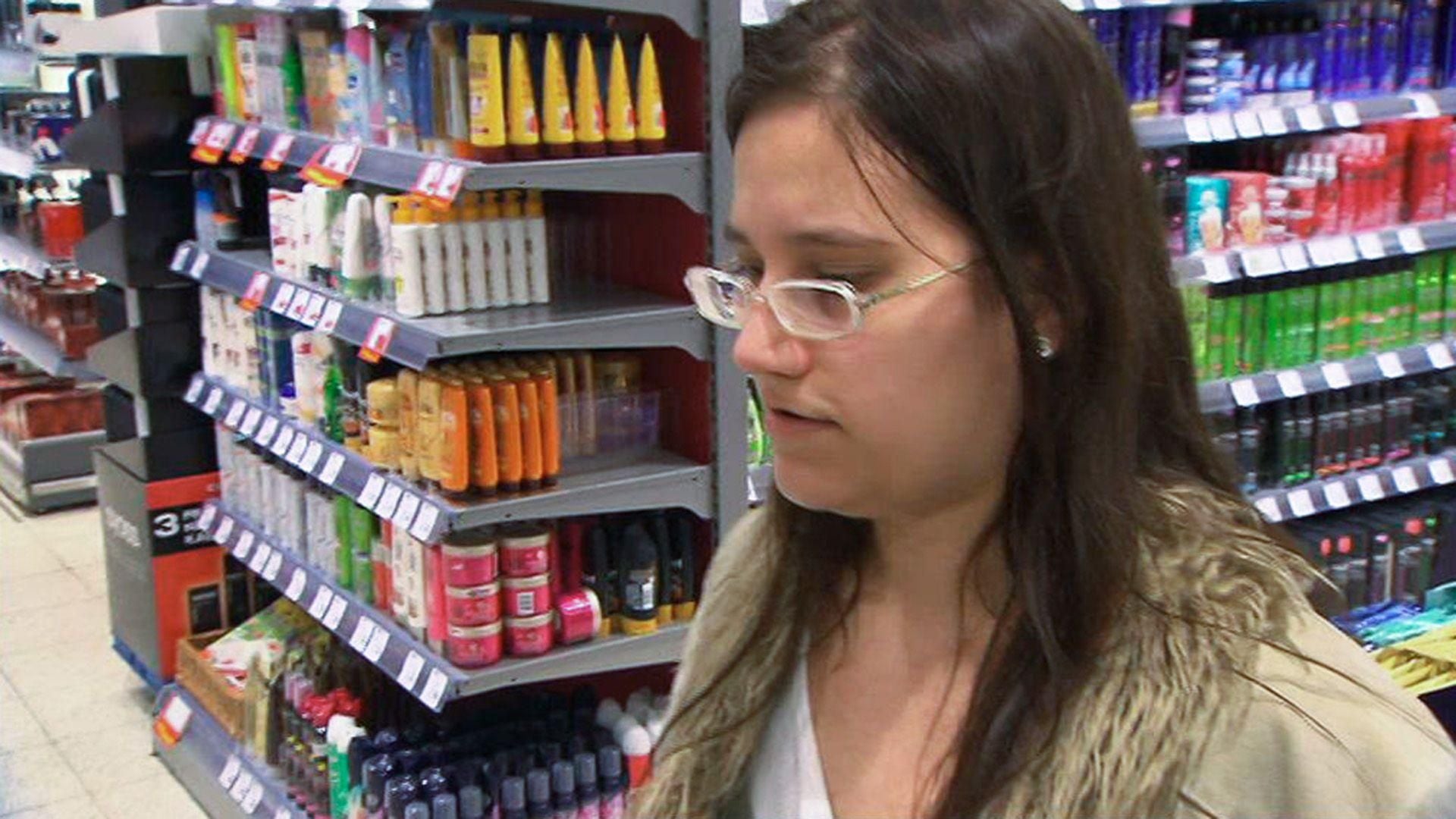 Naive 23-Jährige geht mit Kindern klauen