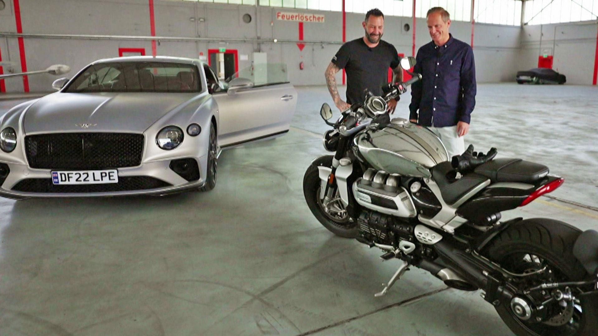 Ein weiteres Duell "Auto vs. Motorrad".