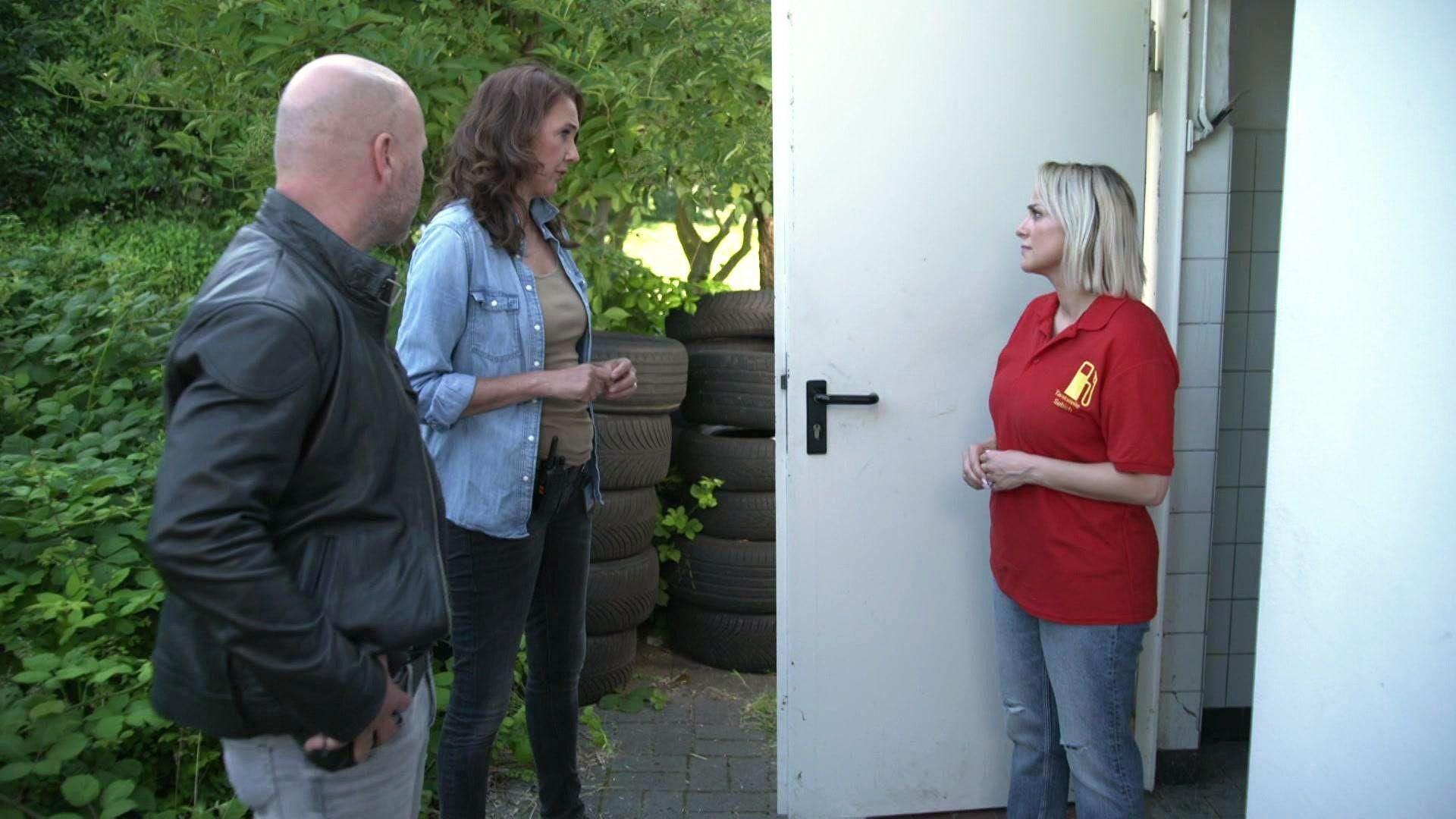 Blutige Warnung - Warum hat sich angeschossener Mann in Tankstelle geschleppt?