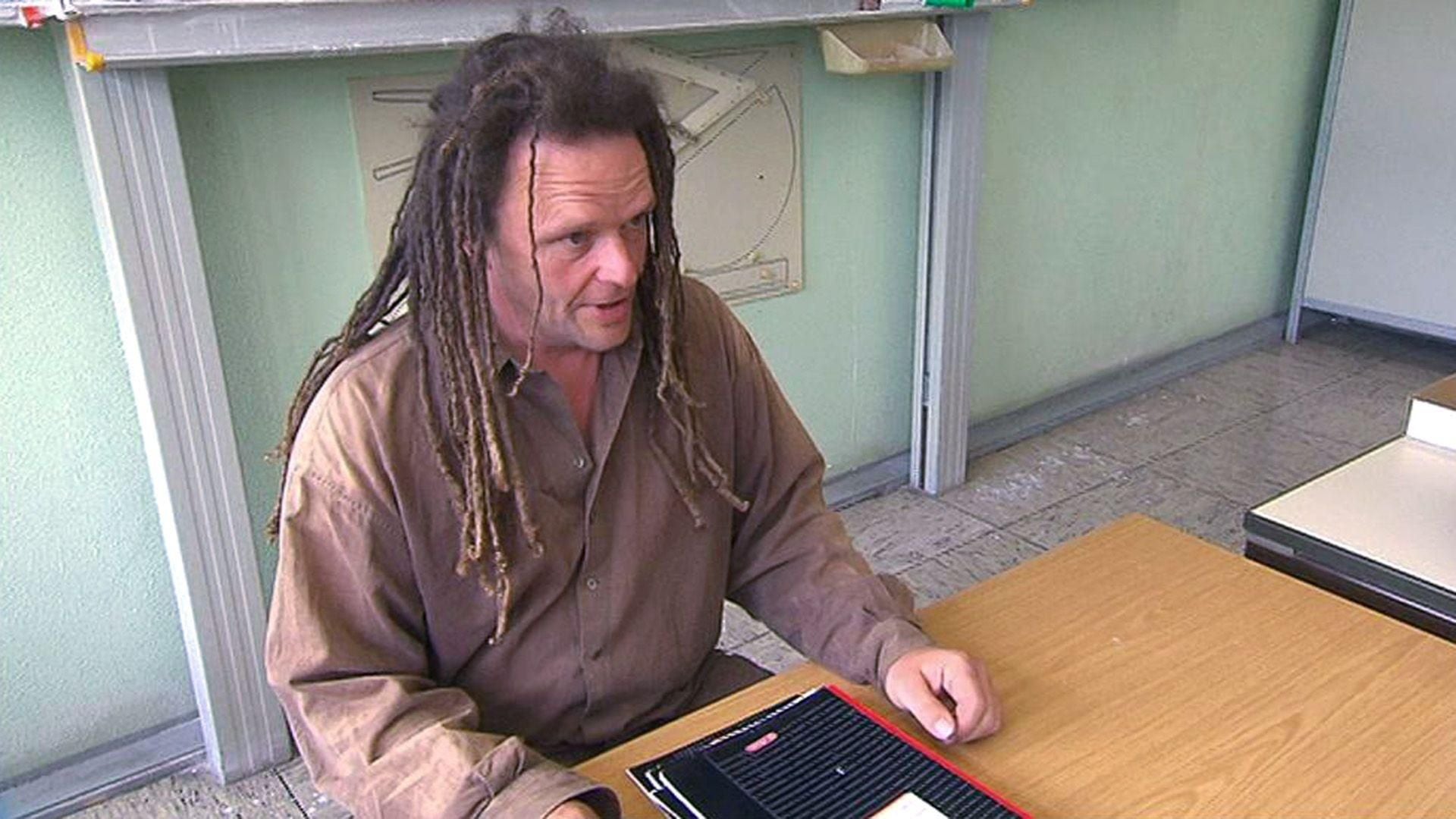 Zottel-Lehrer stalkt Schülerin