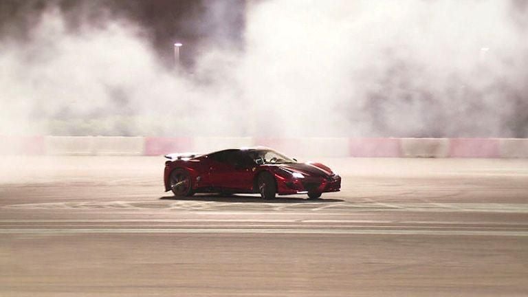 Wüstenkönig Reloaded | Heilige Hallen von Audi | Platzhirsch vs. Underdog - Porsche 911 vs. Corvette C7 | Reportage - Pfandleihhaus Nürnberg | Youngtimerduell - Mercedes 560 SEL vs. Jaguar Daimler Double Six