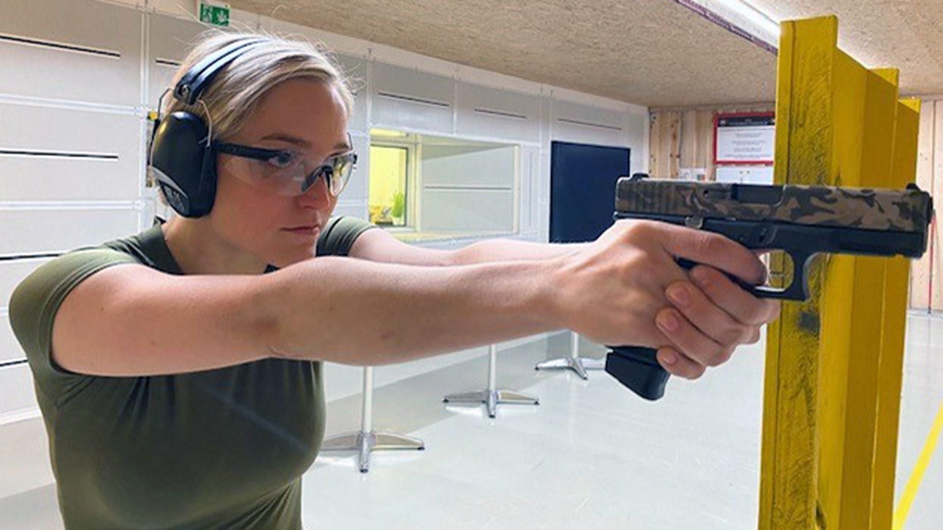 Frauen an der Waffe
