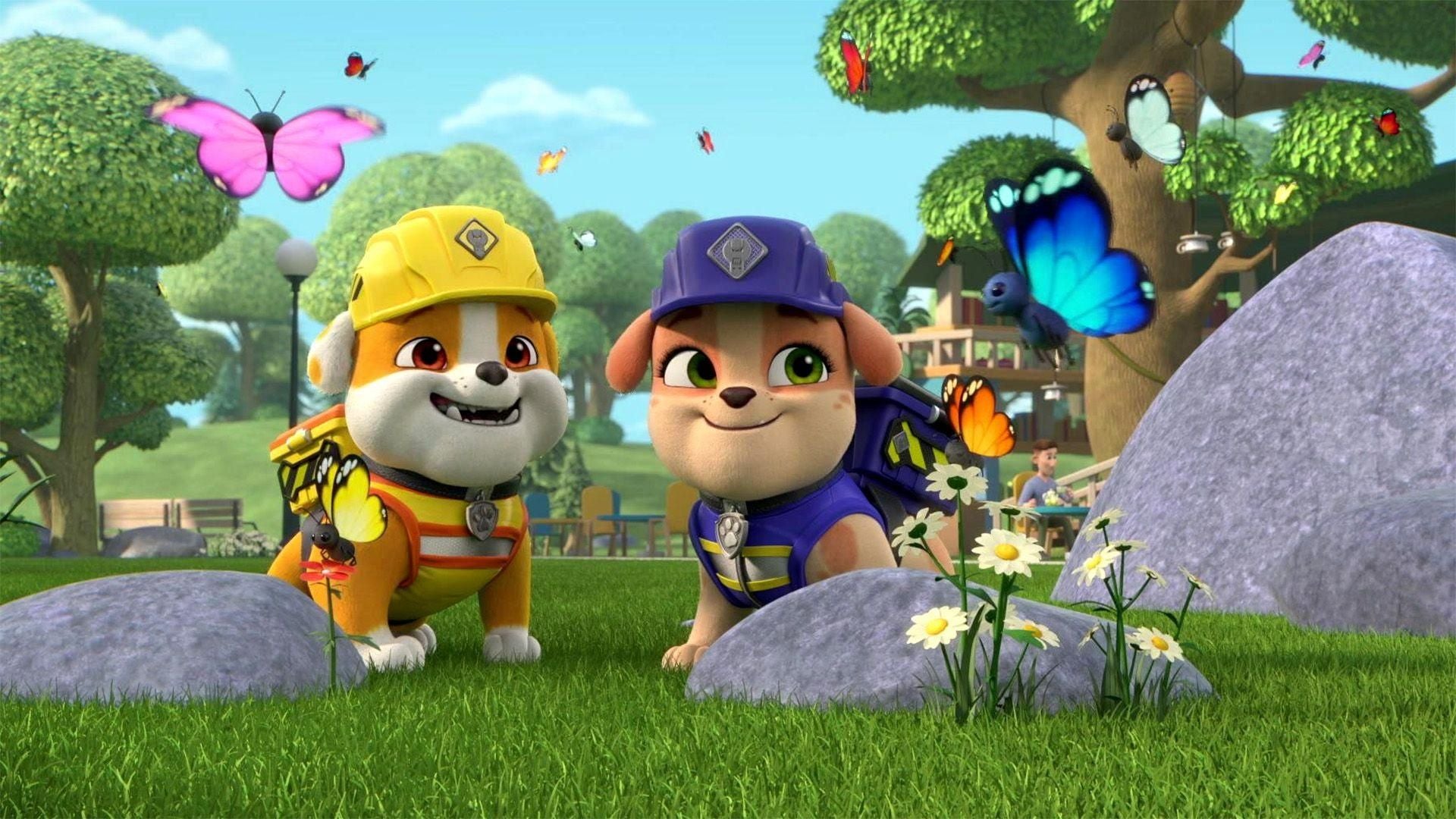 Die Crew baut einen Schmetterlings-Garten