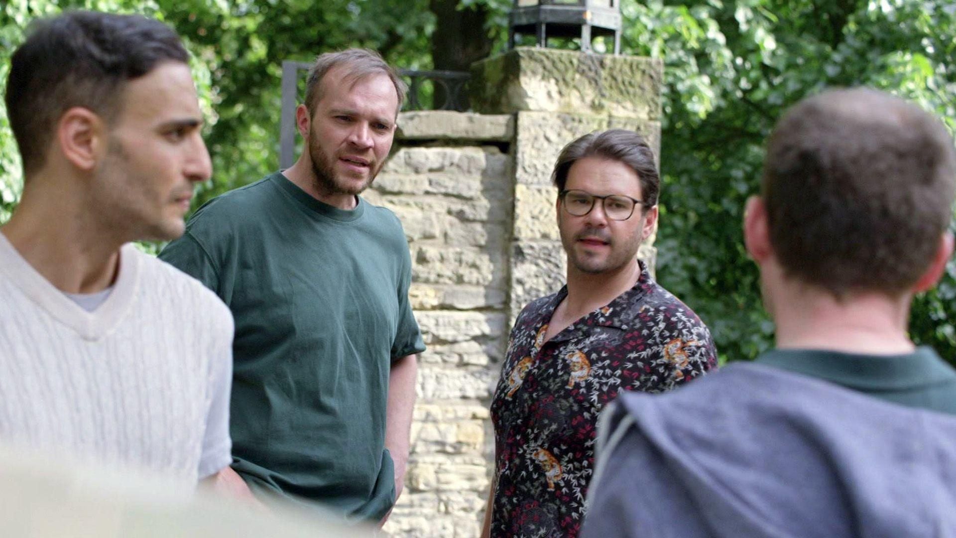 Erik merkt, dass er gegen den Betrüger machtlos ist