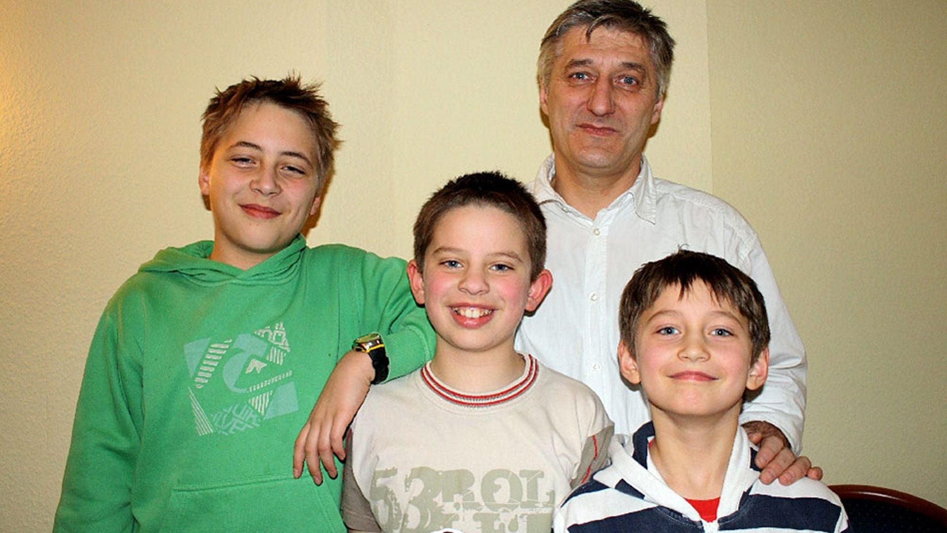 Vater und Kinder hängen am alten Haus