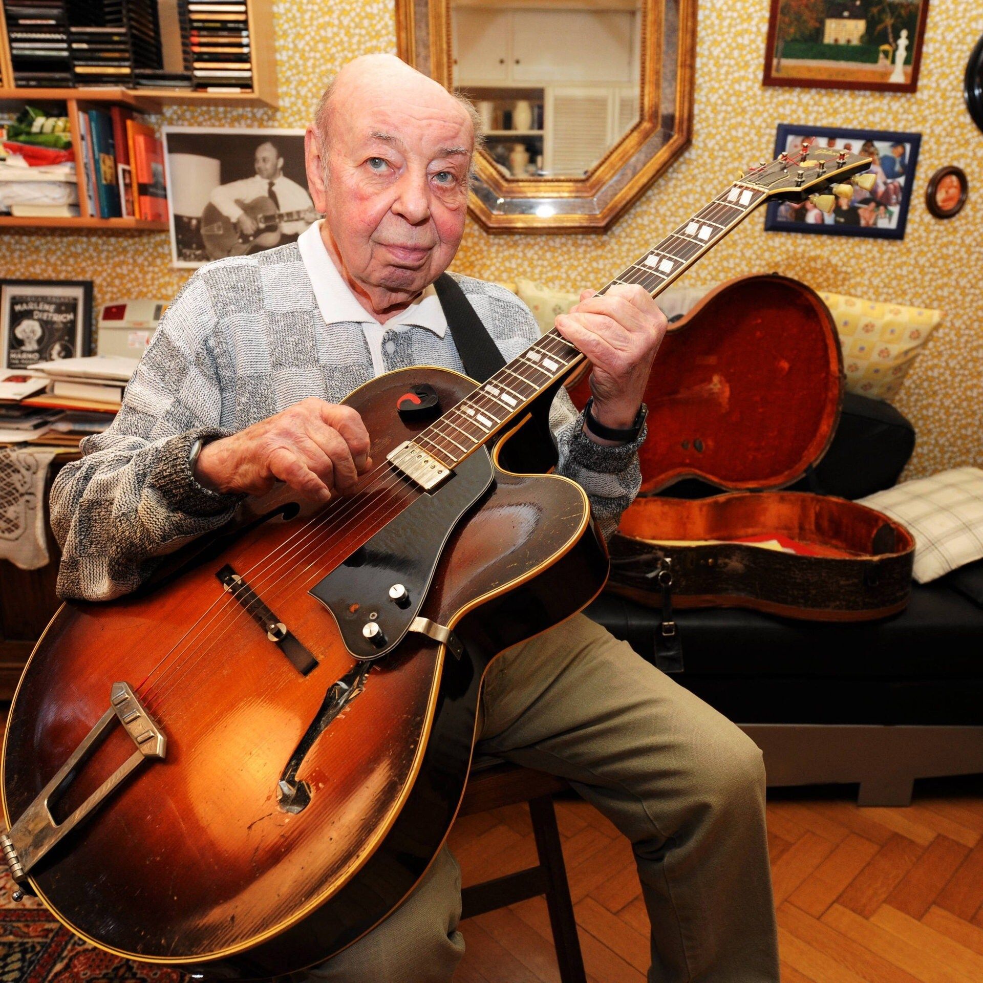 04.10.1944: Coco Schumann macht Musik in Auschwitz