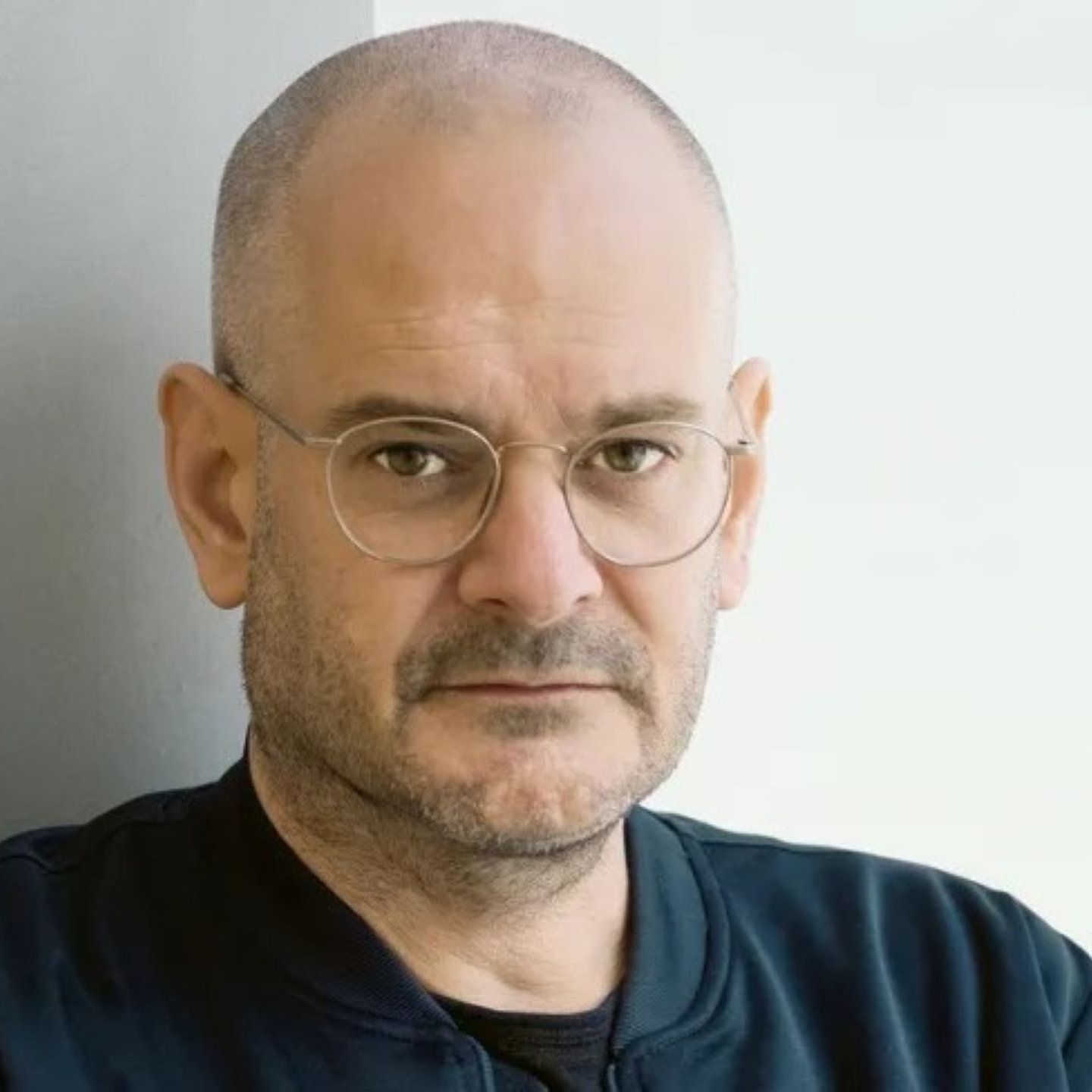 Jonas Lüscher schreibt in „Verzauberte Vorbestimmung“ über das angespannte Verhältnis von Mensch und Maschine