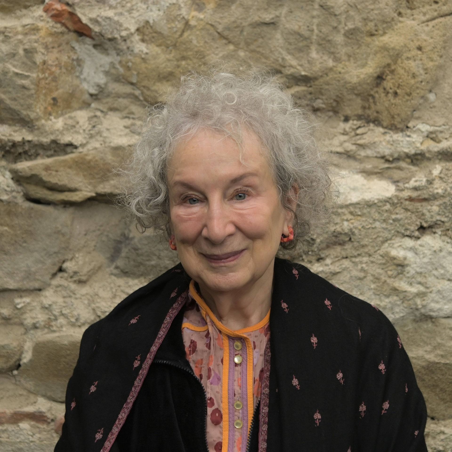 Margaret Atwood – Hier kommen wir nicht lebend raus | Buchkritik